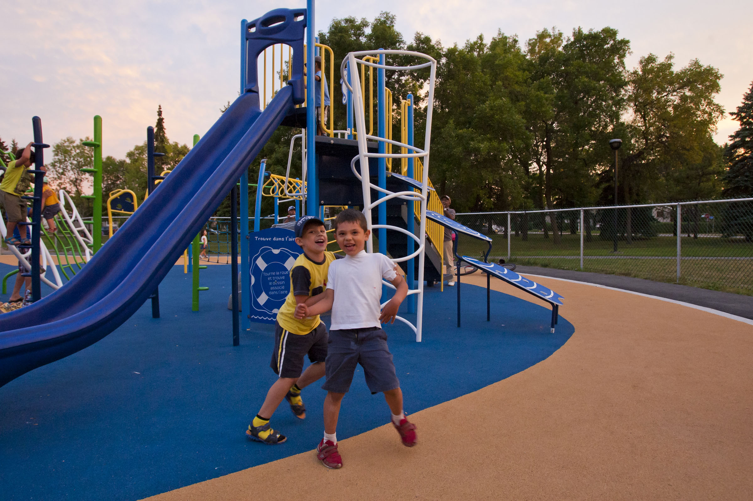 Une Premiere Aire De Jeu Pour Les Enfants A Besoins Speciaux