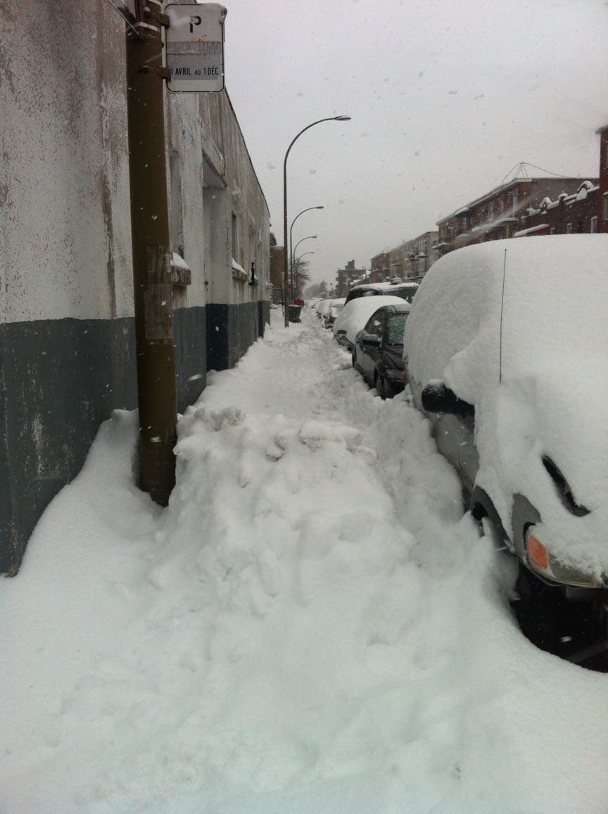 Des bancs de neige s'amonc&egrave;lent sur les trottoirs, aux endroits o&ugrave; les chenillettes ne peuvent pas passer, par manque d'espace. 