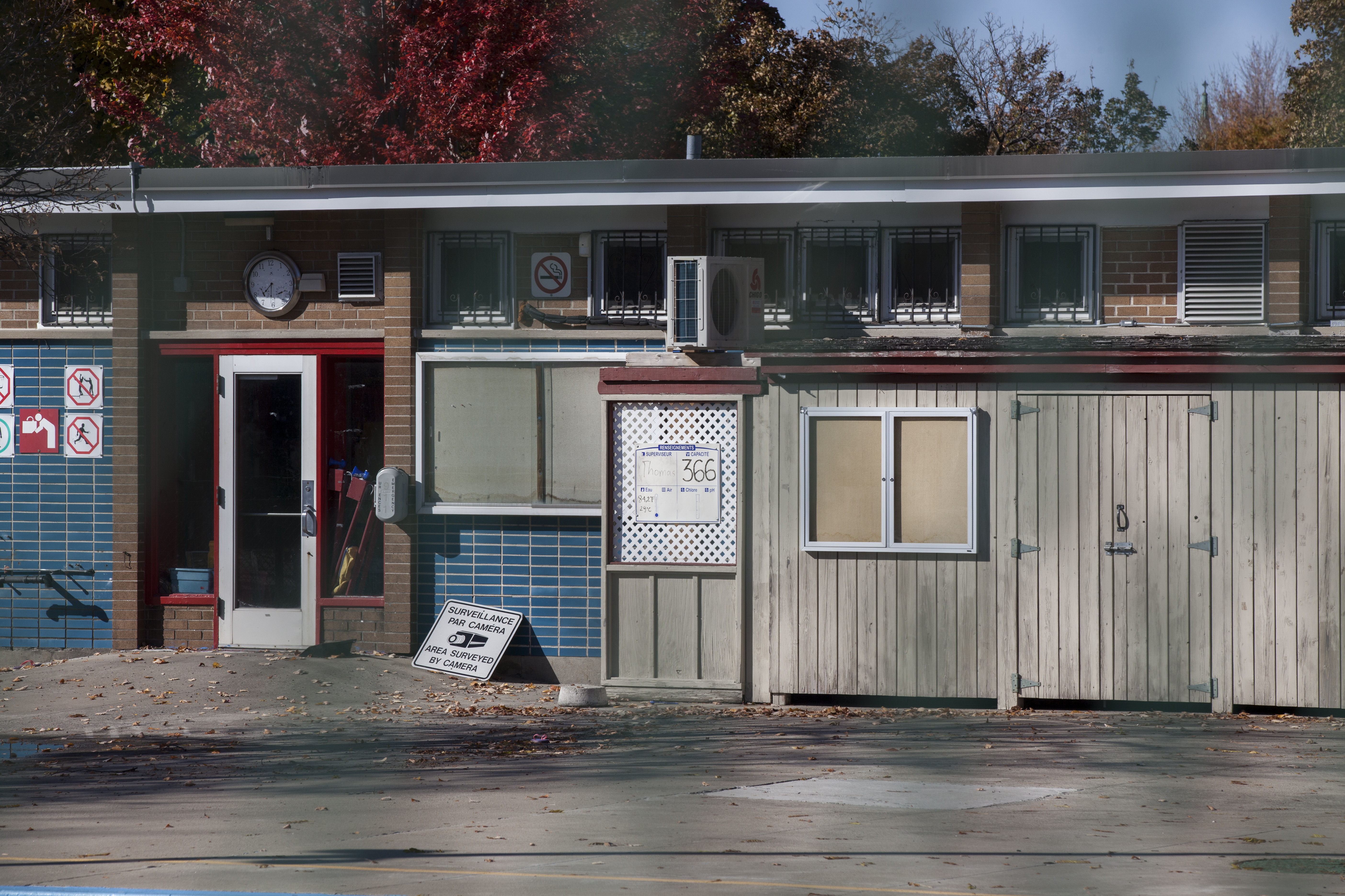 Le chalet du 1000 chemin Dunkirk à Ville Mont-Royal est dans un piteux état. Par contre, la piscine municipale se portent mieux.