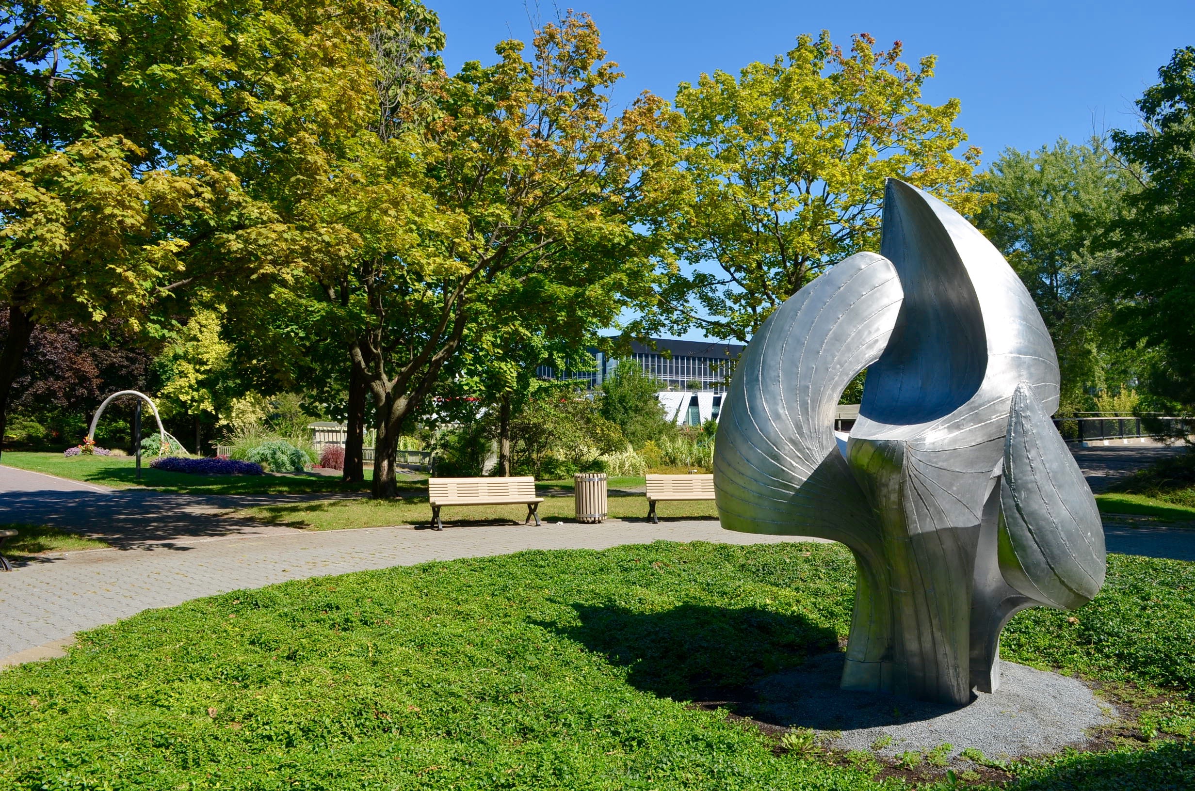 La sculpture Iris a été retrouvée par des citoyens et remise sur le site, en 2012