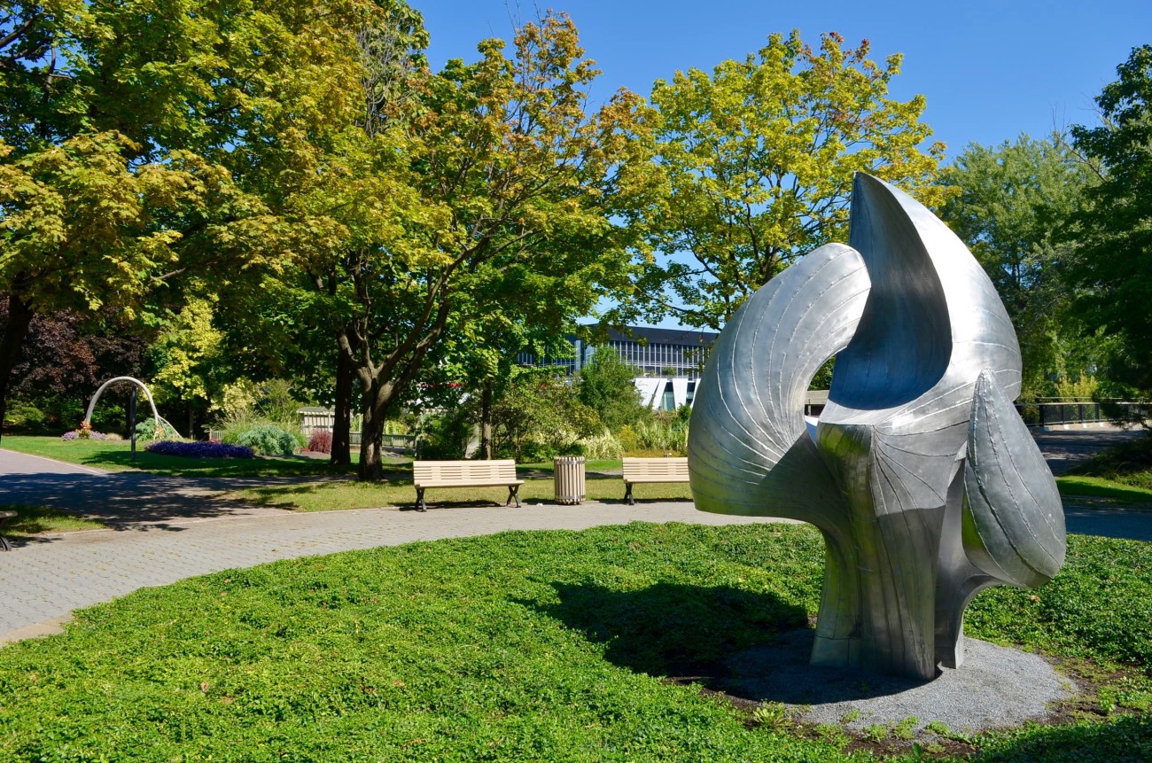 La sculpture Iris a été retrouvée par des citoyens et remise sur le site, en 2012
