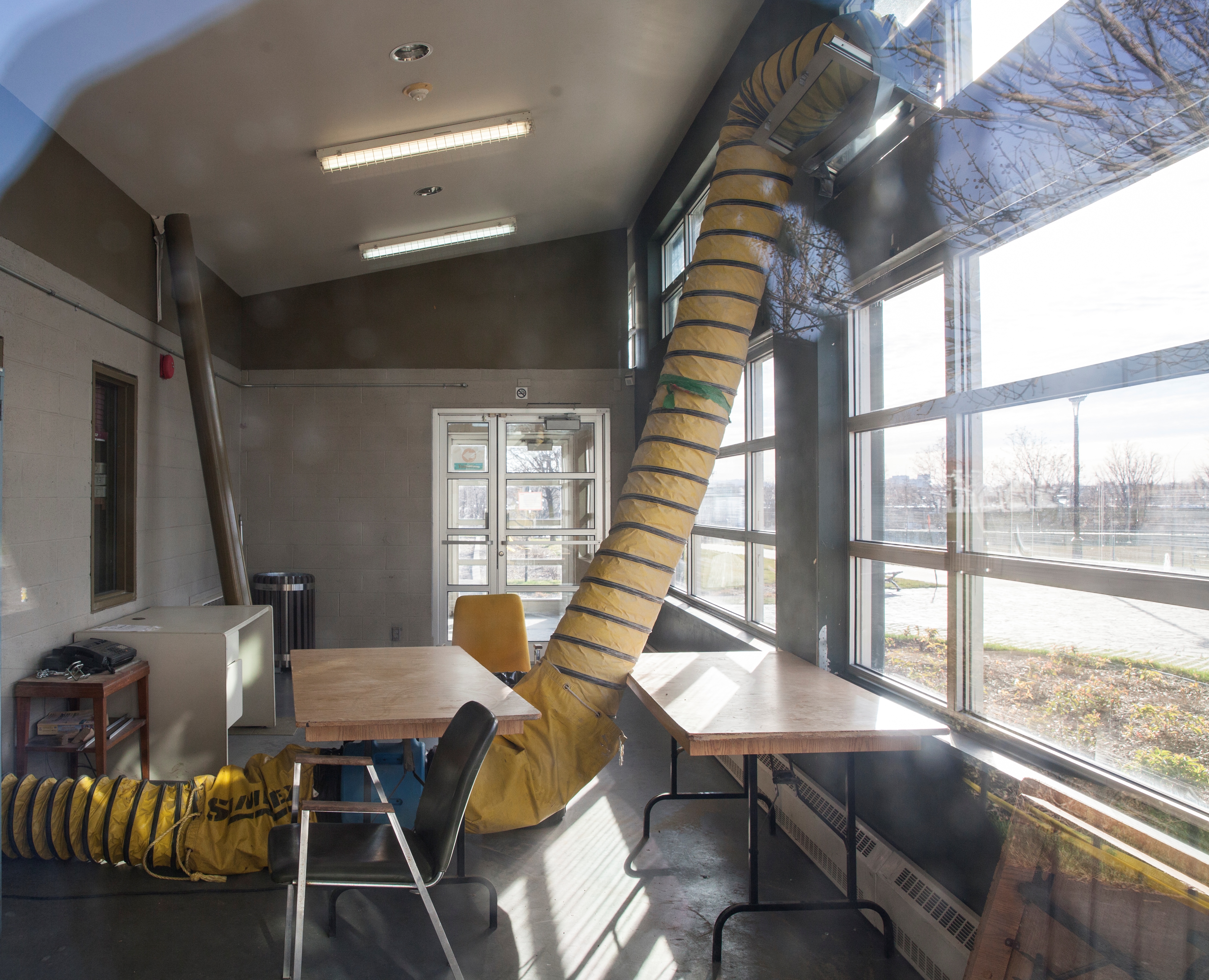 &Agrave; l'int&eacute;rieur, une installation de fortune est en place en attendant les travaux correctifs.