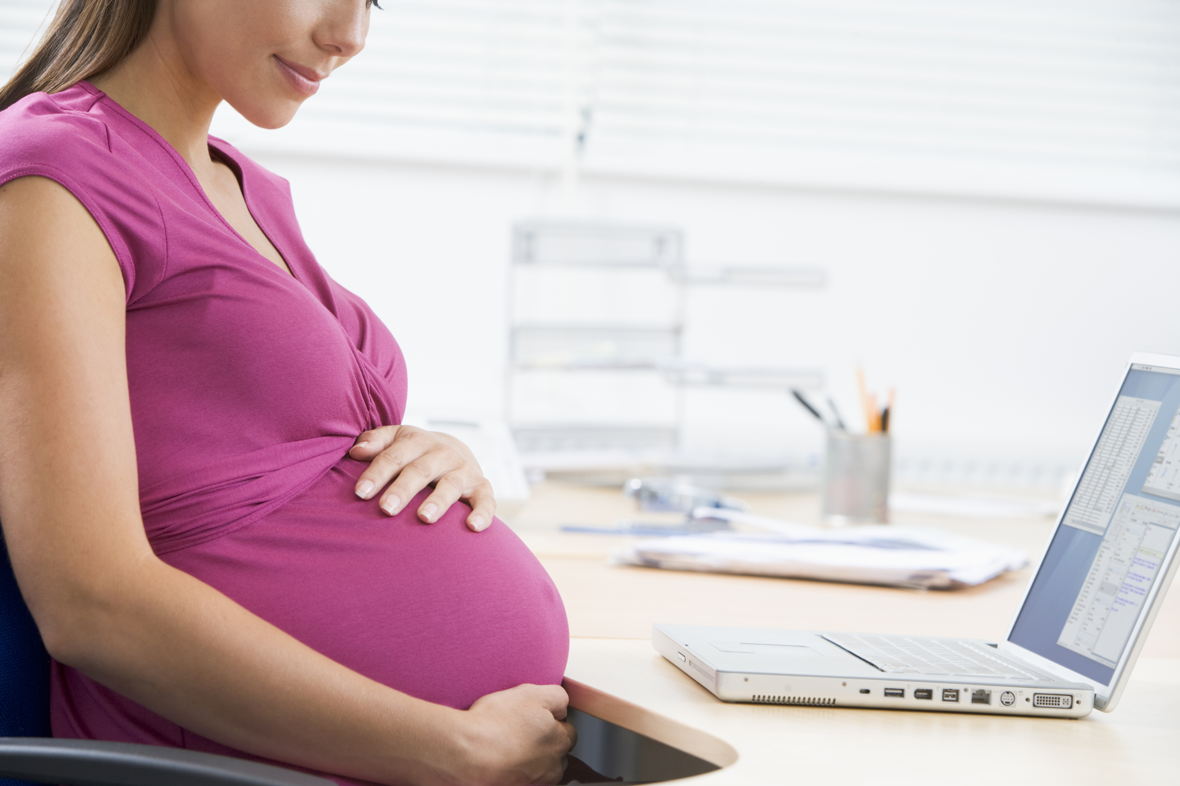 Неработающая женщина получает декретные. Рабочее место для беременных. Беременные женщины на работе.