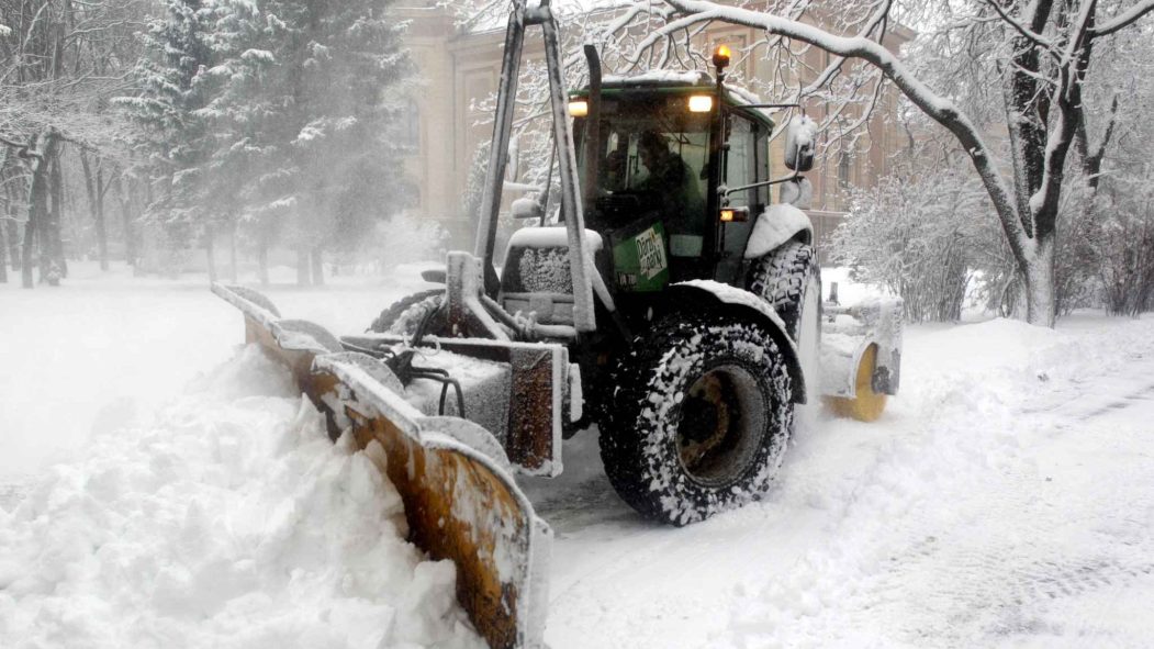 Un camion procède au déblaiement avant le chargement de la neige.