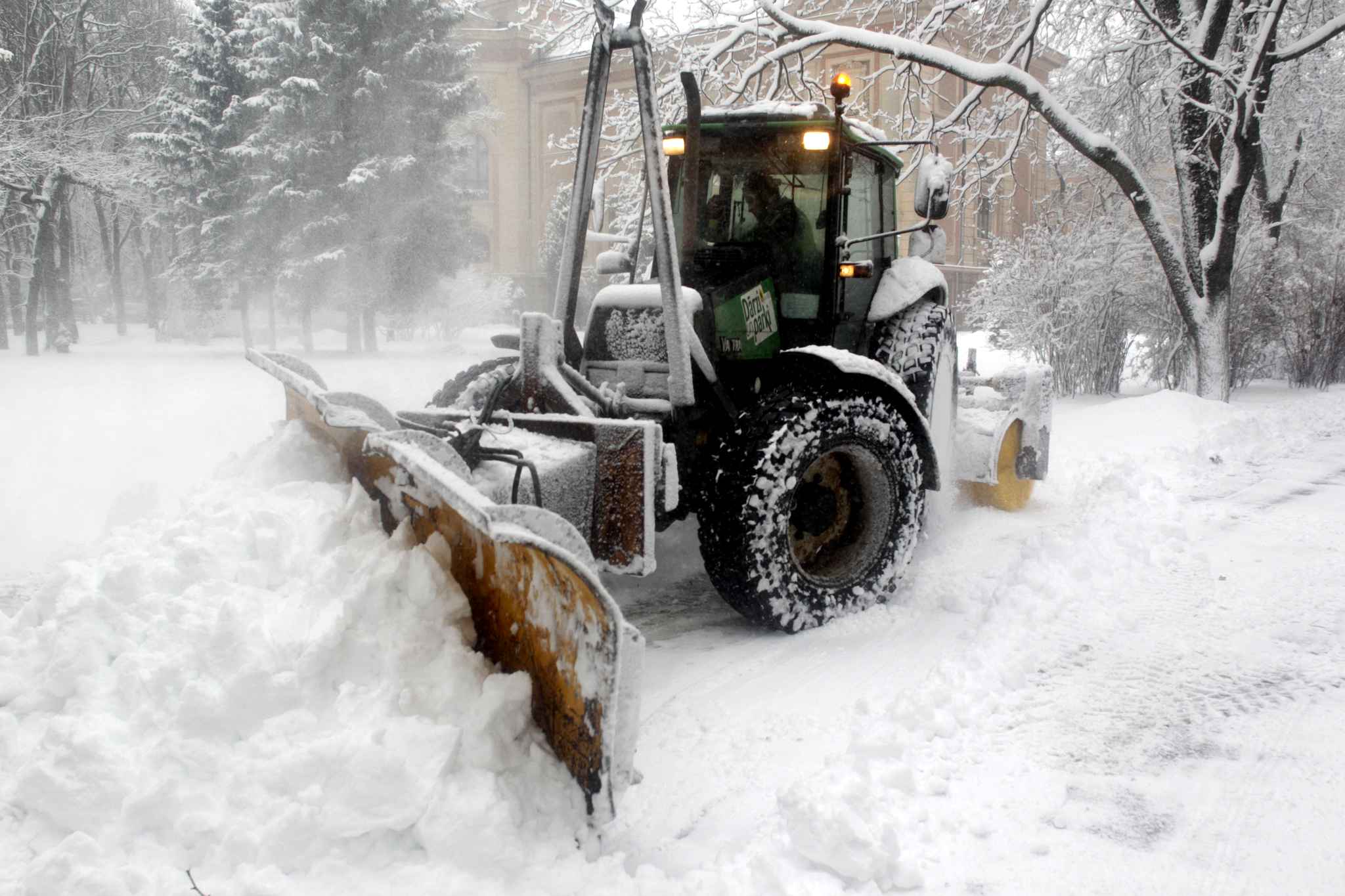 Un camion procède au déblaiement avant le chargement de la neige.