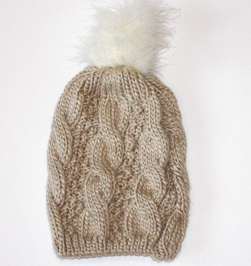 Tuque avec pompon de plume, d'Alice et Simone, 25$