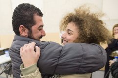 La réfugiée syrienne Laila Beylouneh retrouve son oncle Anas Fransis au centre de bienvenue situé sur la Montée de Liesse le 12 décembre.