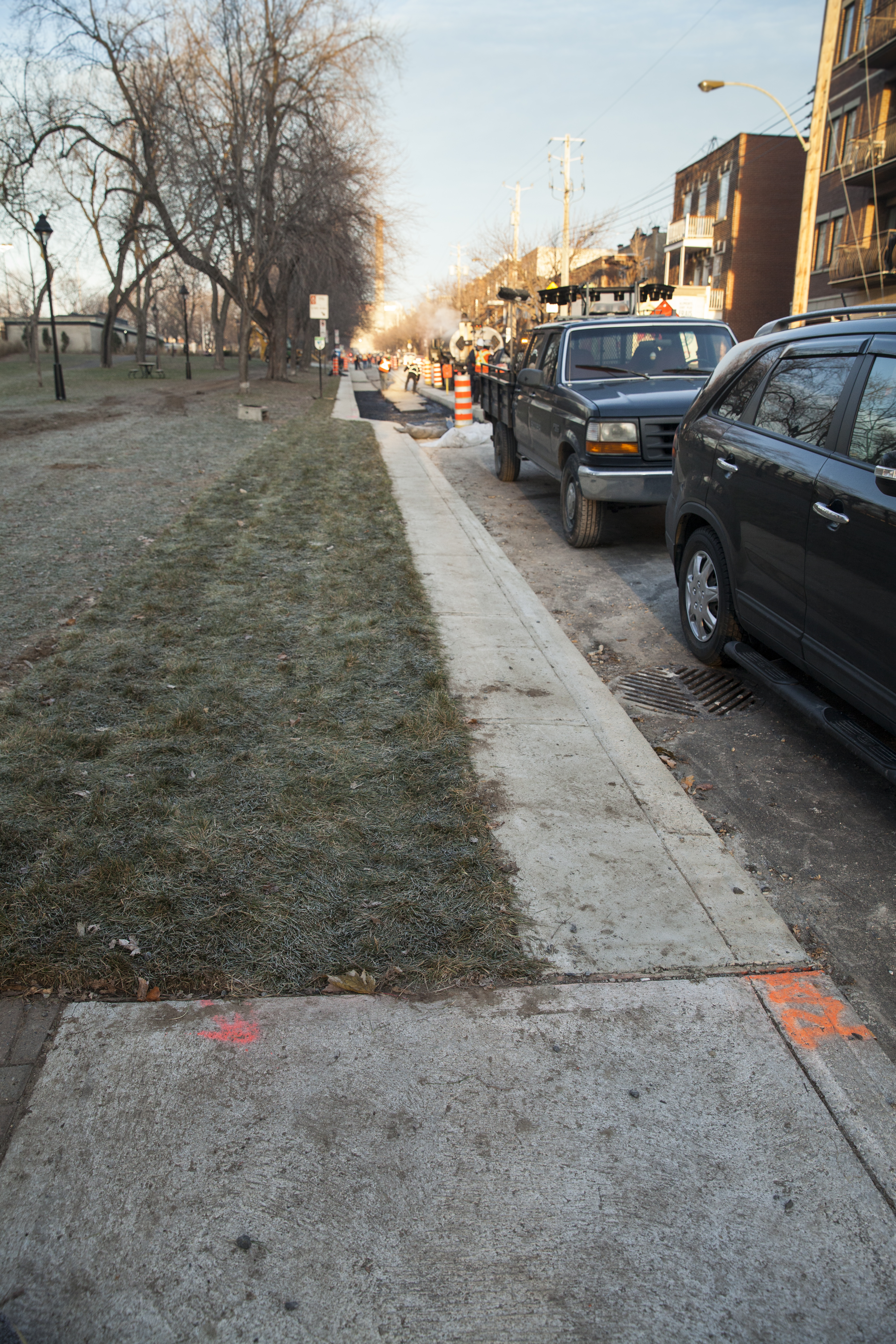 Le nouveau mini-trottoir sur la rue Brébeuf aux abords du parc Laurier dans l'arrondissement du Plateau Mont-Royal.