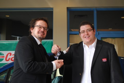 Le directeur de l'École de l'automobile, Mathieu Charland reçoit les clés des mains du vice-président de Toyota Montréal-Nord, Daniel Alloul.