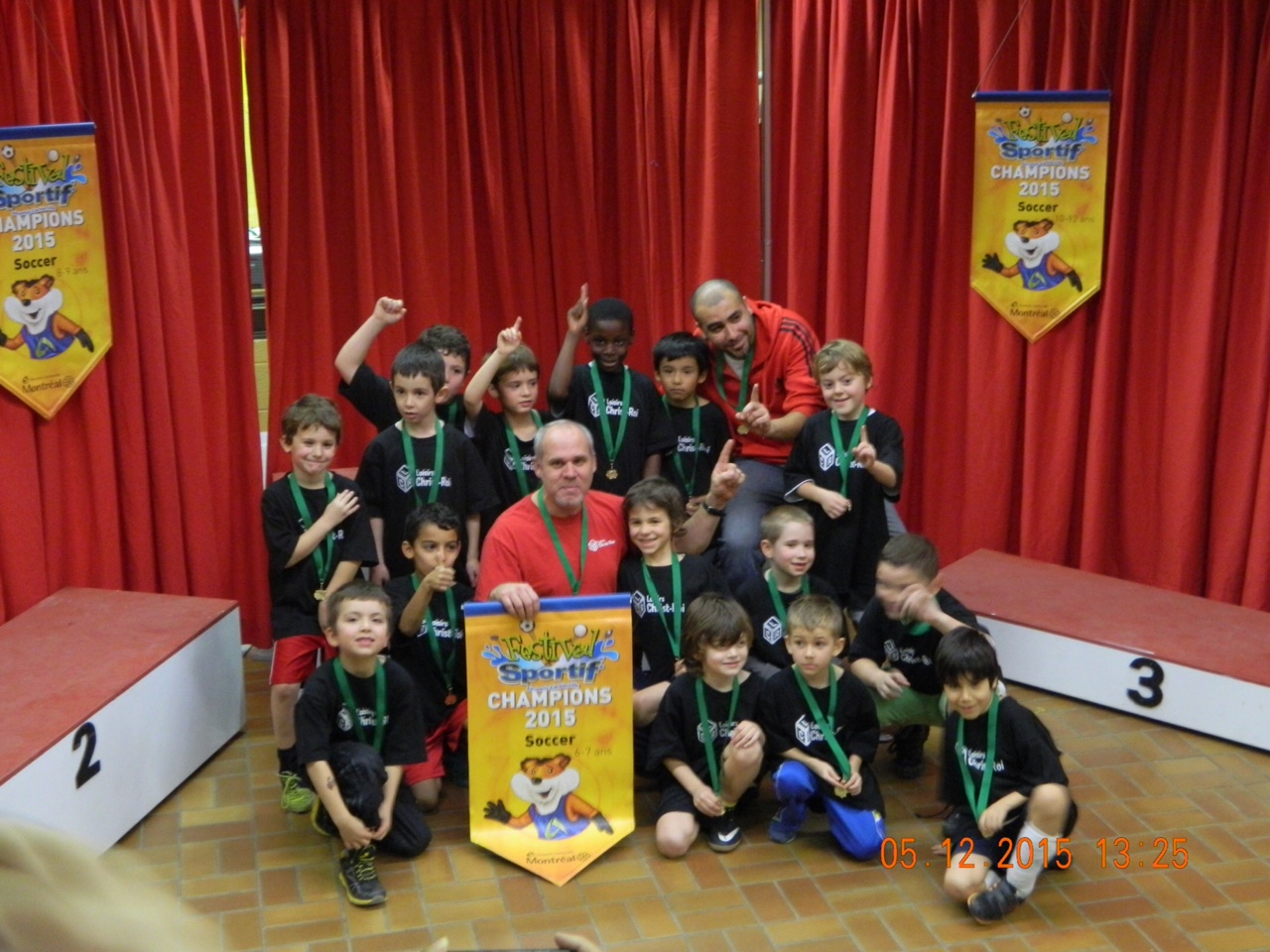 Les jeunes du Service de loisirs Christ-Roi ont remport&eacute; la m&eacute;daille d&rsquo;or et le fanion dans la cat&eacute;gorie soccer Centres de loisirs 6-7 ans. Photo: collaboration sp&eacute;ciale