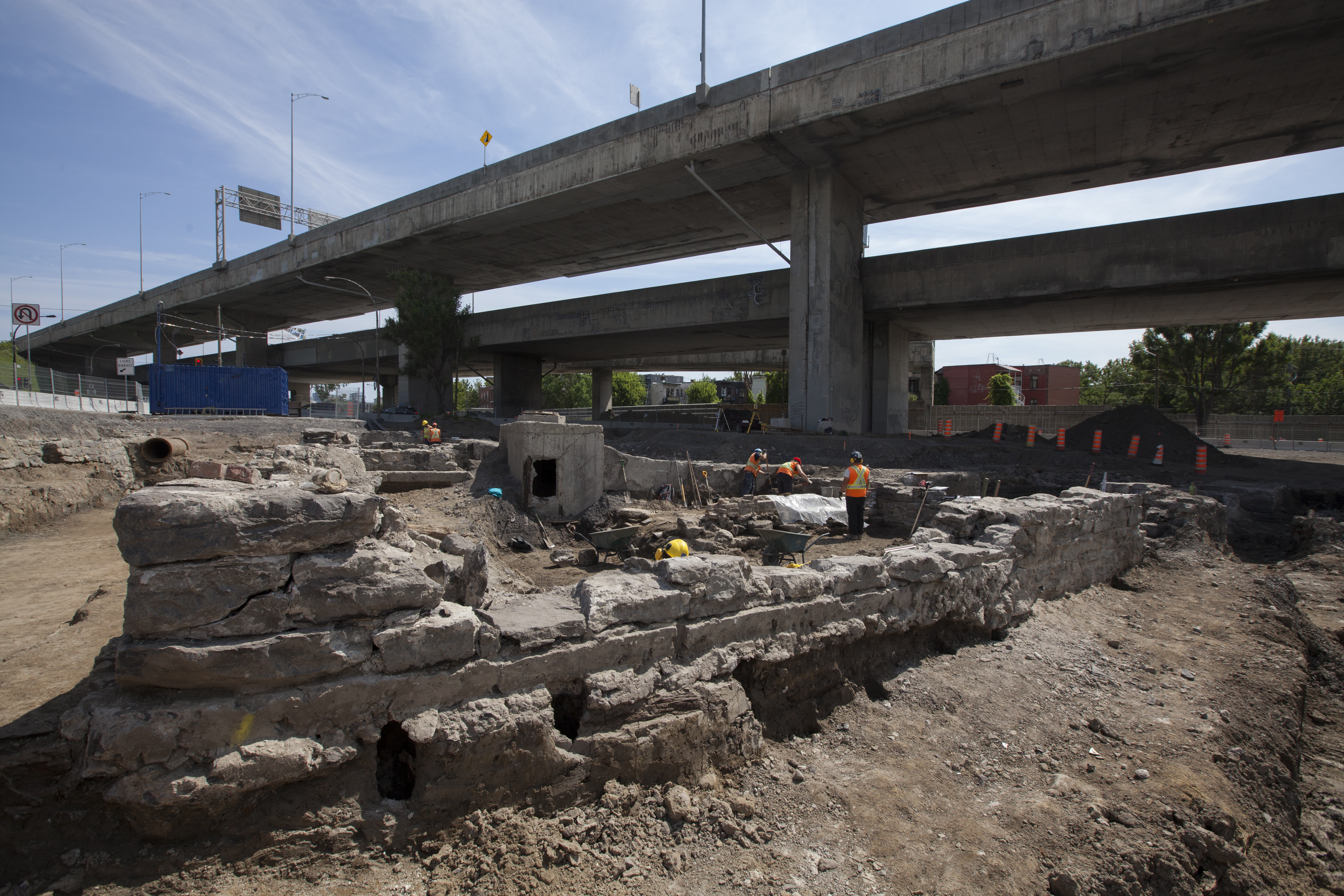 Fouille arch&eacute;ologique durant les travaux de l'&eacute;changeur Turcot.