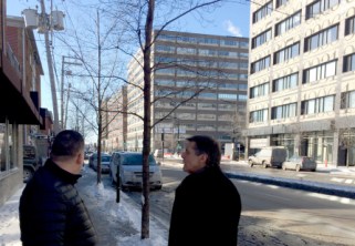 Pierre Desrochers conseillé de Saint-Sulpice et président du comité exécutif de la ville de Montréal avec Enrico Perugini sur la rue Chabanel qui sera comprise dans la nouvelle SDC.  Photo: Amine Esseghir/TC Media. 