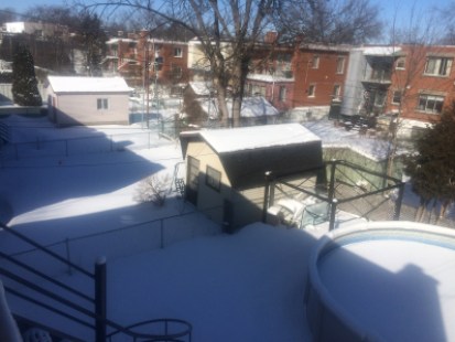 La Ville de Montr&eacute;al pourrait &agrave; tout moment demander aux occupants de d&eacute;manteler cl&ocirc;tures, piscines et autres cabanes qu&rsquo;ils ont install&eacute;s sur le terrain transform&eacute; en cours arri&egrave;res depuis des dizaines d'ann&eacute;es. Photo: Amine Esseghir/TC Media