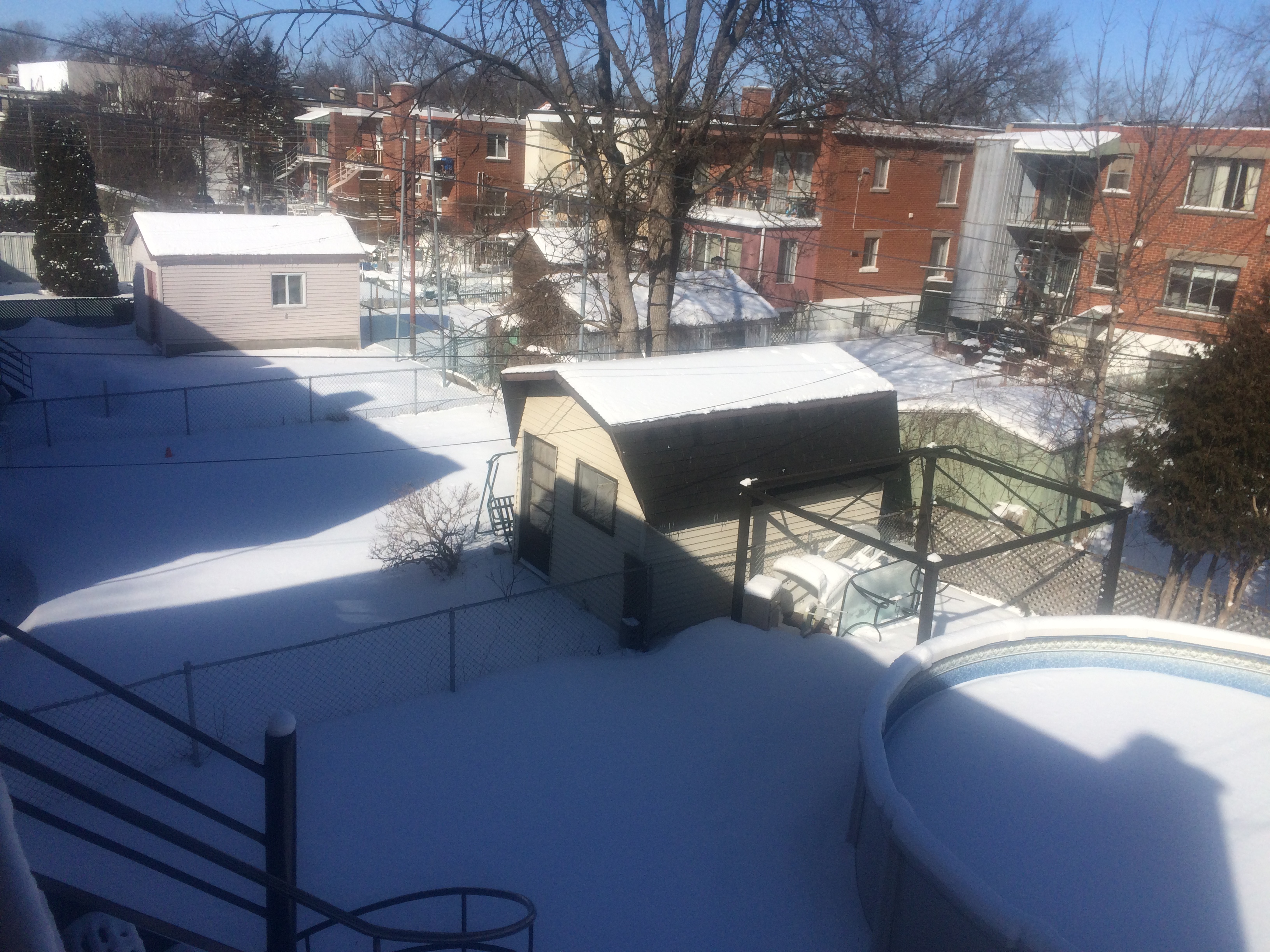 La Ville de Montréal pourrait à tout moment demander aux occupants de démanteler clôtures, piscines et autres cabanes qu’ils ont installés sur le terrain transformé en cours arrières depuis des dizaines d'années. Photo: Amine Esseghir/TC Media