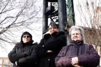 Nathalie Mauborgne, Sylvie Dauphinais, et Pauline Robier Blain, militantes pour la sauvegarde du clocher.