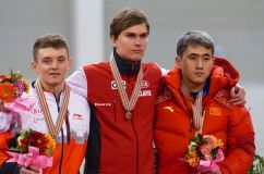 Christopher Fiola (à gauche) s'est illustré aux Championnats du monde juniors de patinage de vitesse sur longue piste en remportant trois médailles d'argent.