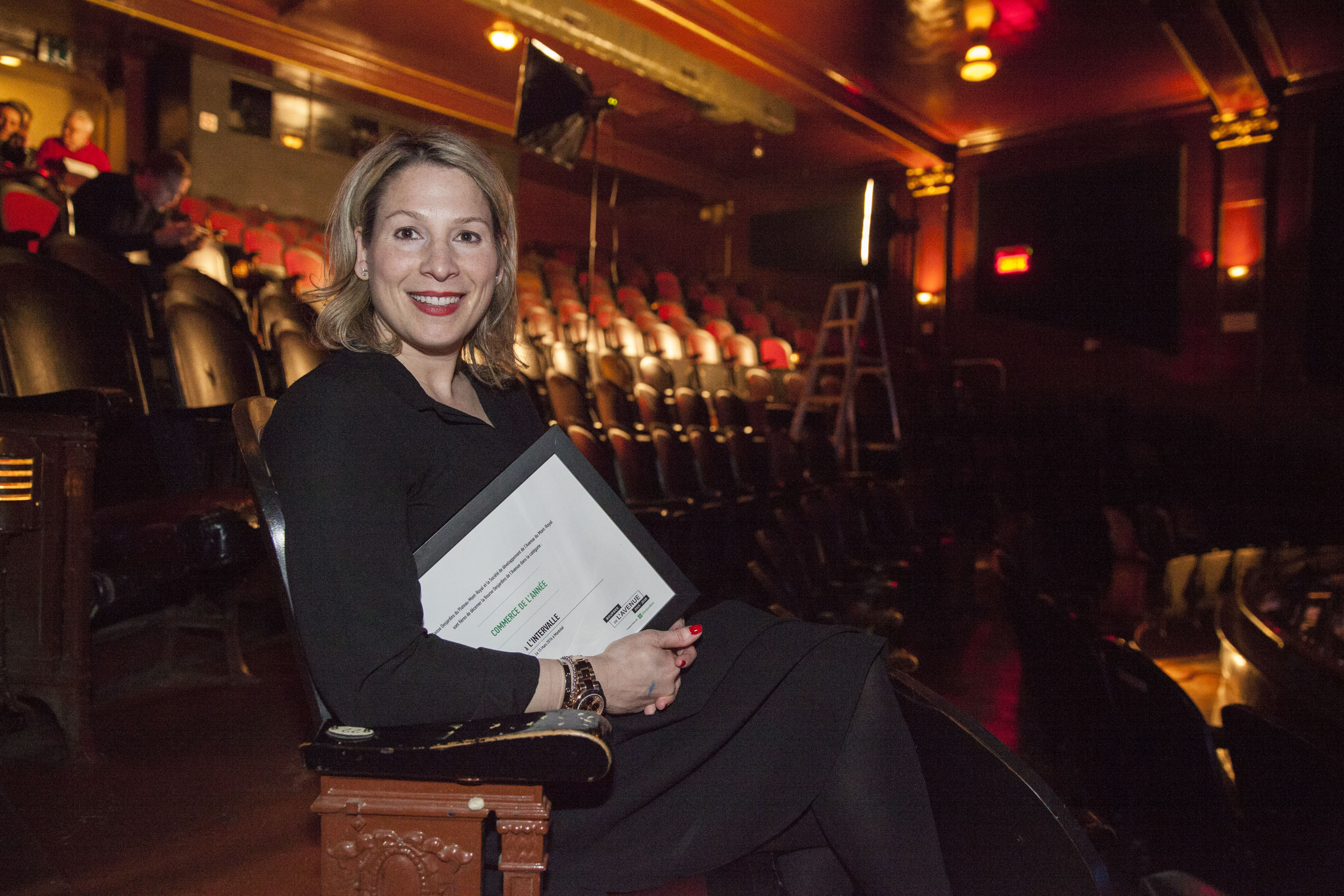 Vicky Scalia de L'Intervalle a accept&eacute; le prix de Commerce de l'ann&eacute;e pour sa griffe de chaussures, d&eacute;marr&eacute;e en mars 2015.