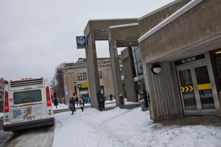 Station De L Eglise La Stm Versera 5000 A Une Sexagenaire Ayant Chute Sur La Glace