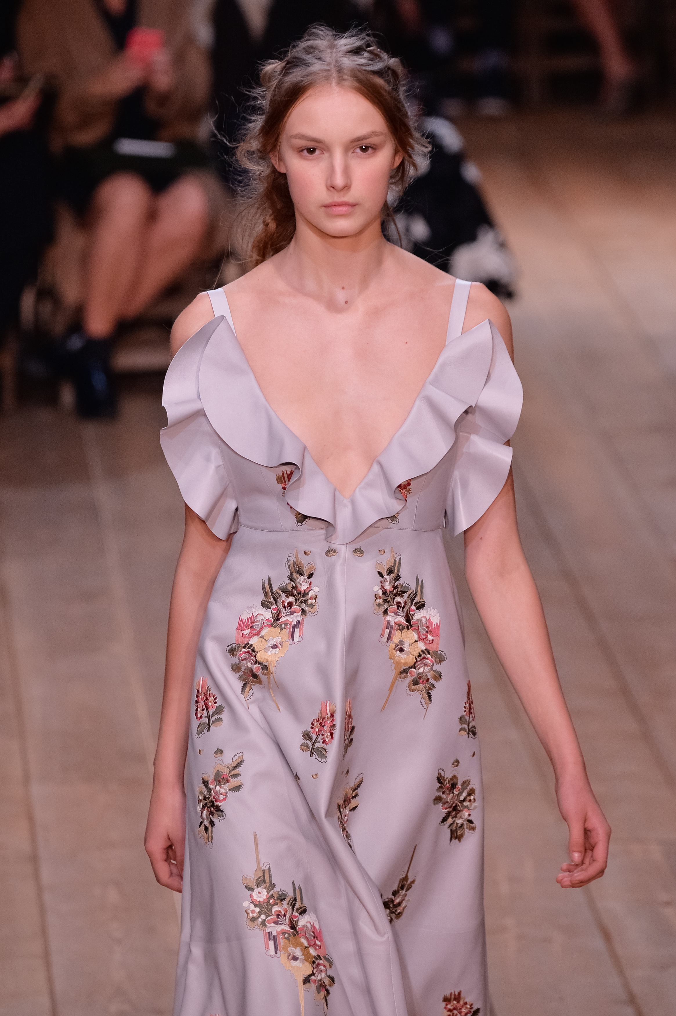  Les imprim&eacute;s floraux tels que vus chez Alexander McQueen.