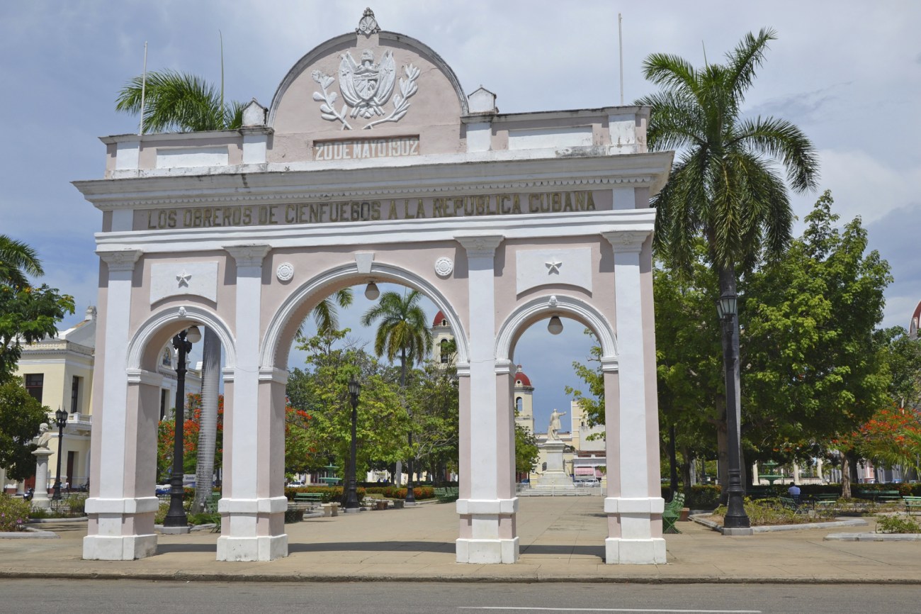 VACANCES Arc de triomphe Cienfuegos_c100