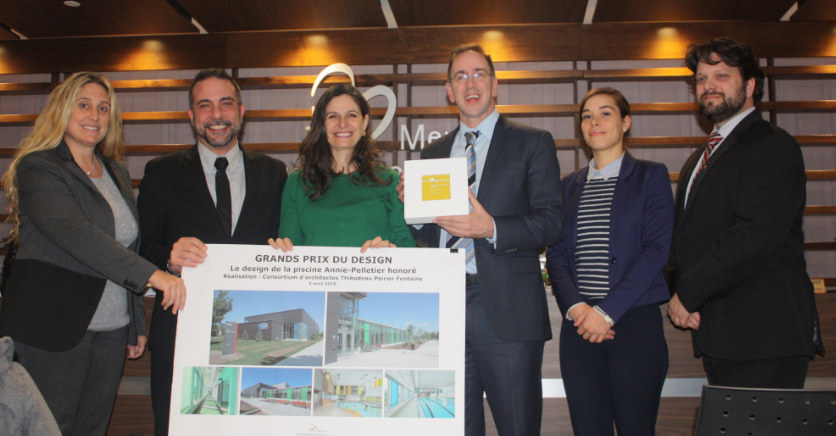 La piscine Annie-Pelletier a remporté un prix dans le cadre des Grands Prix du Design, un concours visant à mettre en lumière le talent des designers et des architectes québécois. Héloïse Thibodeau, architecte pour le consortium Thibodeau Poirier Fontaine, reçoit les félicitations des élus de l'arrondissement.