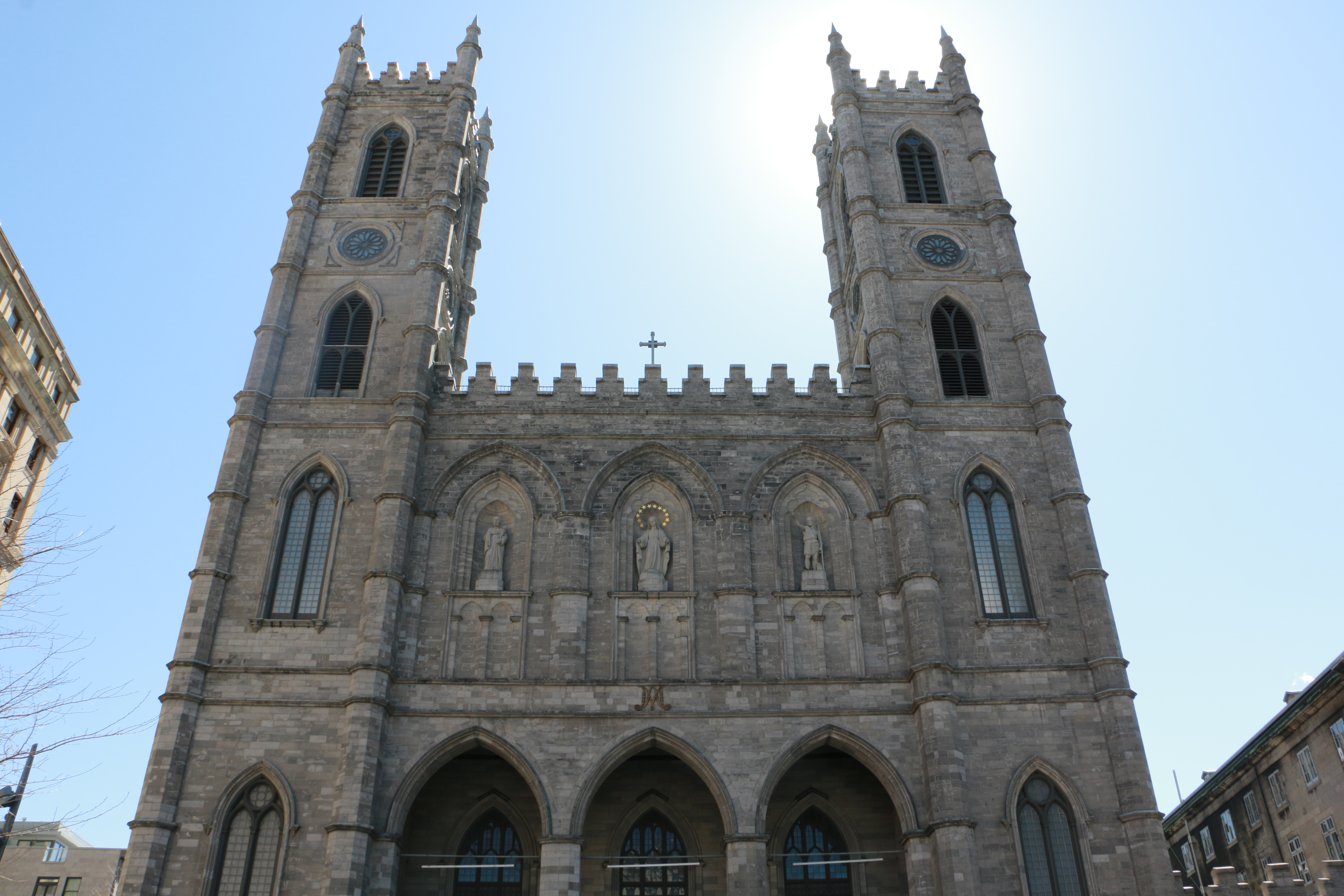 La basilique Notre-Dame, dans le Vieux-Montr&eacute;al, a &eacute;t&eacute; b&acirc;ti avec de la pierre grise de la carri&egrave;re Martineau, dans le Mile-End.
