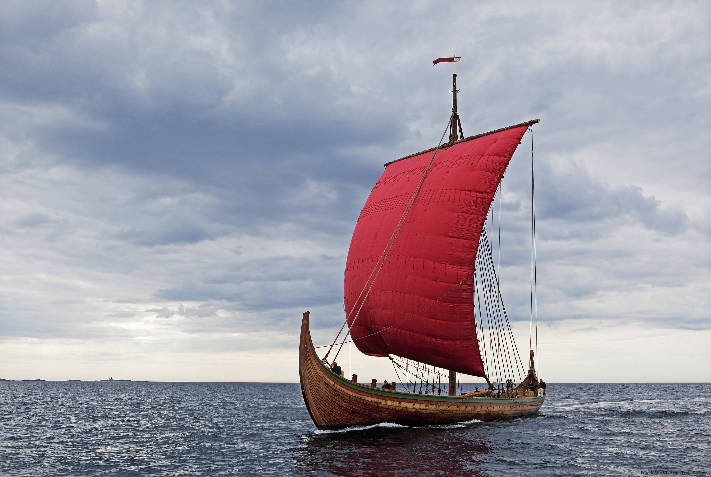 Красная ладья. Яхта дракар. Ладья викингов дракар. Парусная яхта Финикия. Варяжская Ладья Драккар.
