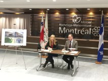 La directrice générale de YQQ, Pauline Picotin, pose en compagnie du maire Réal Ménard lors de l'annonce d'un contrat de 155 000 $ pour l'enlèvement des graffitis dans l'arrondissement.