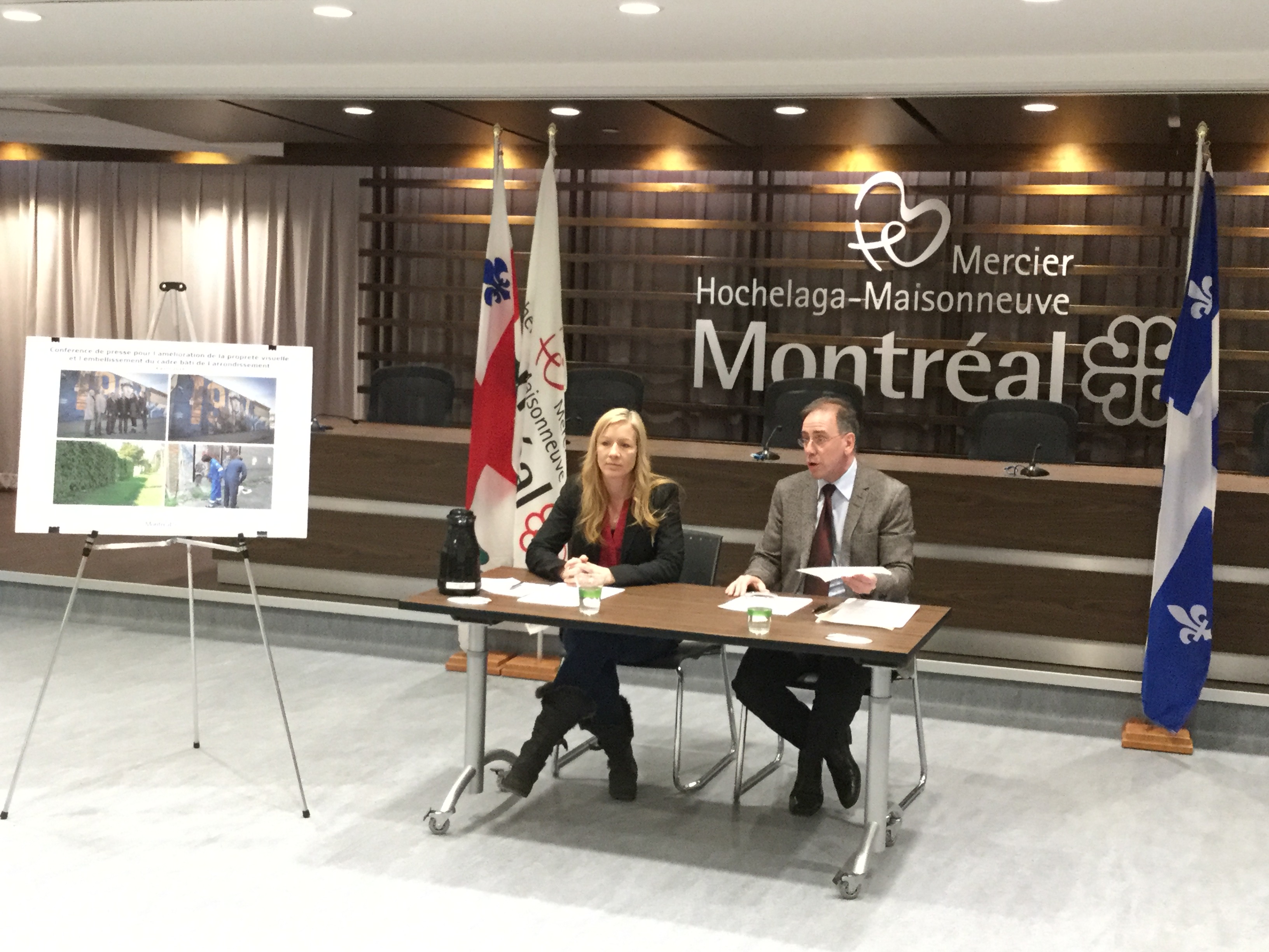 La directrice générale de YQQ, Pauline Picotin, pose en compagnie du maire Réal Ménard lors de l'annonce d'un contrat de 155 000 $ pour l'enlèvement des graffitis dans l'arrondissement.