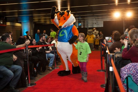 Les enfants ont d&eacute;fil&eacute; avec les mascottes des arrondissements &agrave; l'ouverture des 39e jeux de Montr&eacute;al. Photo: Isabelle Bergeron/TC Media. 