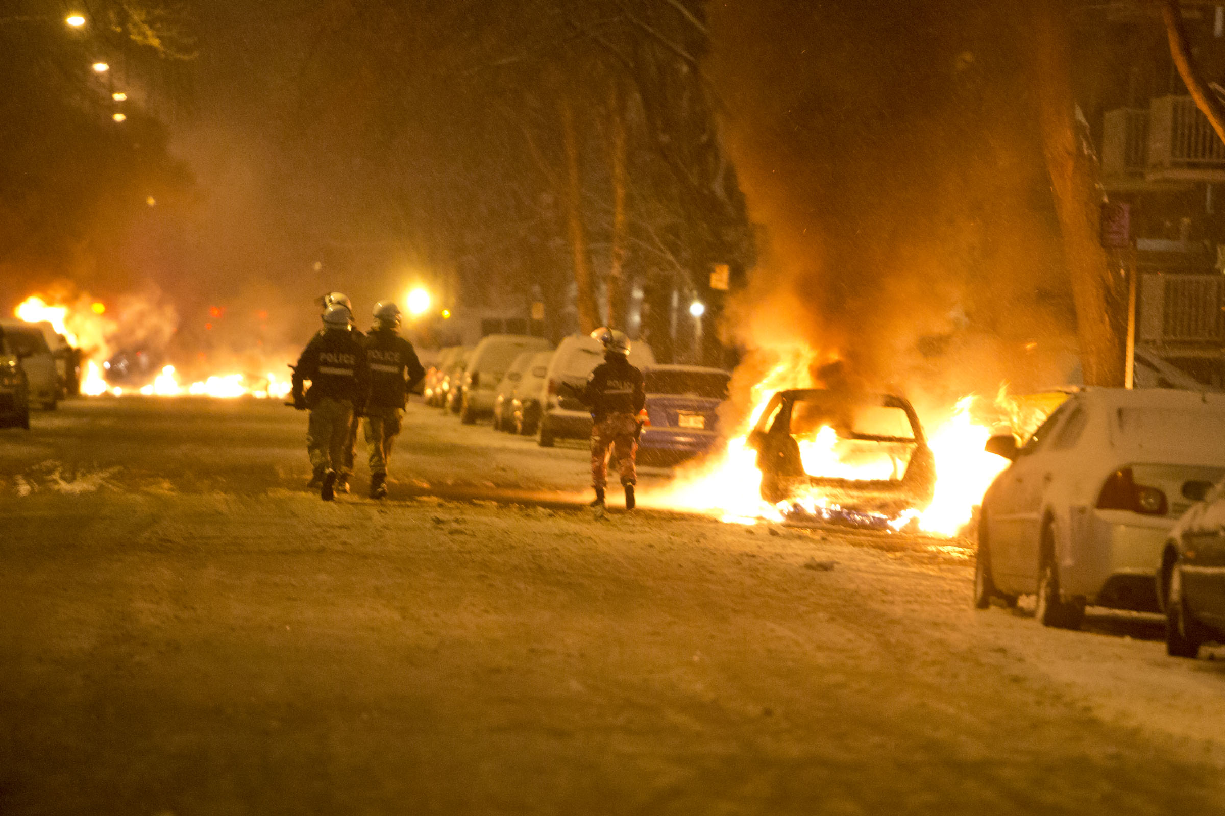 Six voitures ont été brûlées.