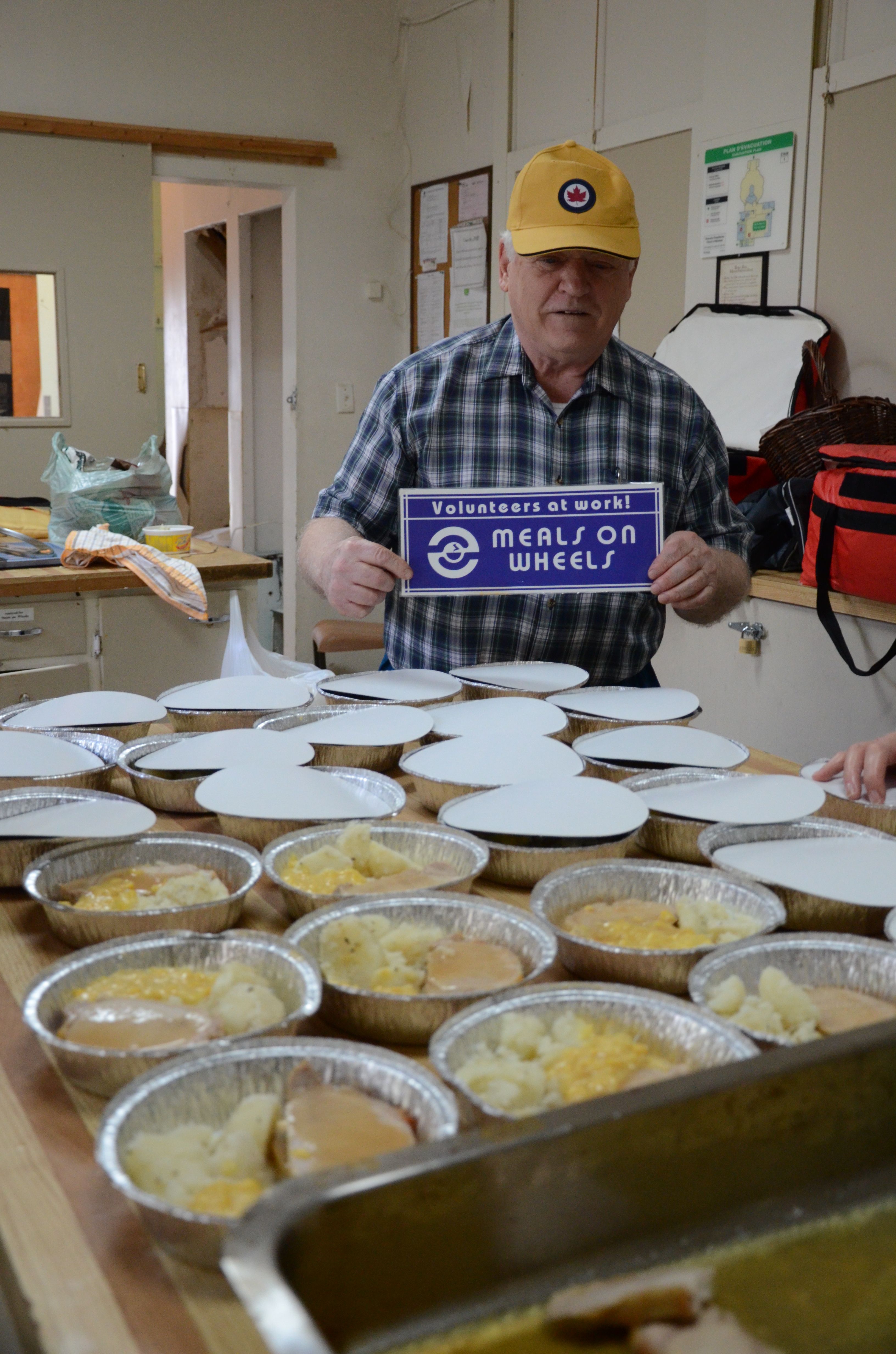 Les b&eacute;n&eacute;voles de l'organisme Meals-on-Wheels (popote roulante) dans la cuisine de l'&Eacute;glise Ghanaian Presbyterian Church of Montreal au 1345, rue Lapointe &agrave; Saint-Laurent, QC.