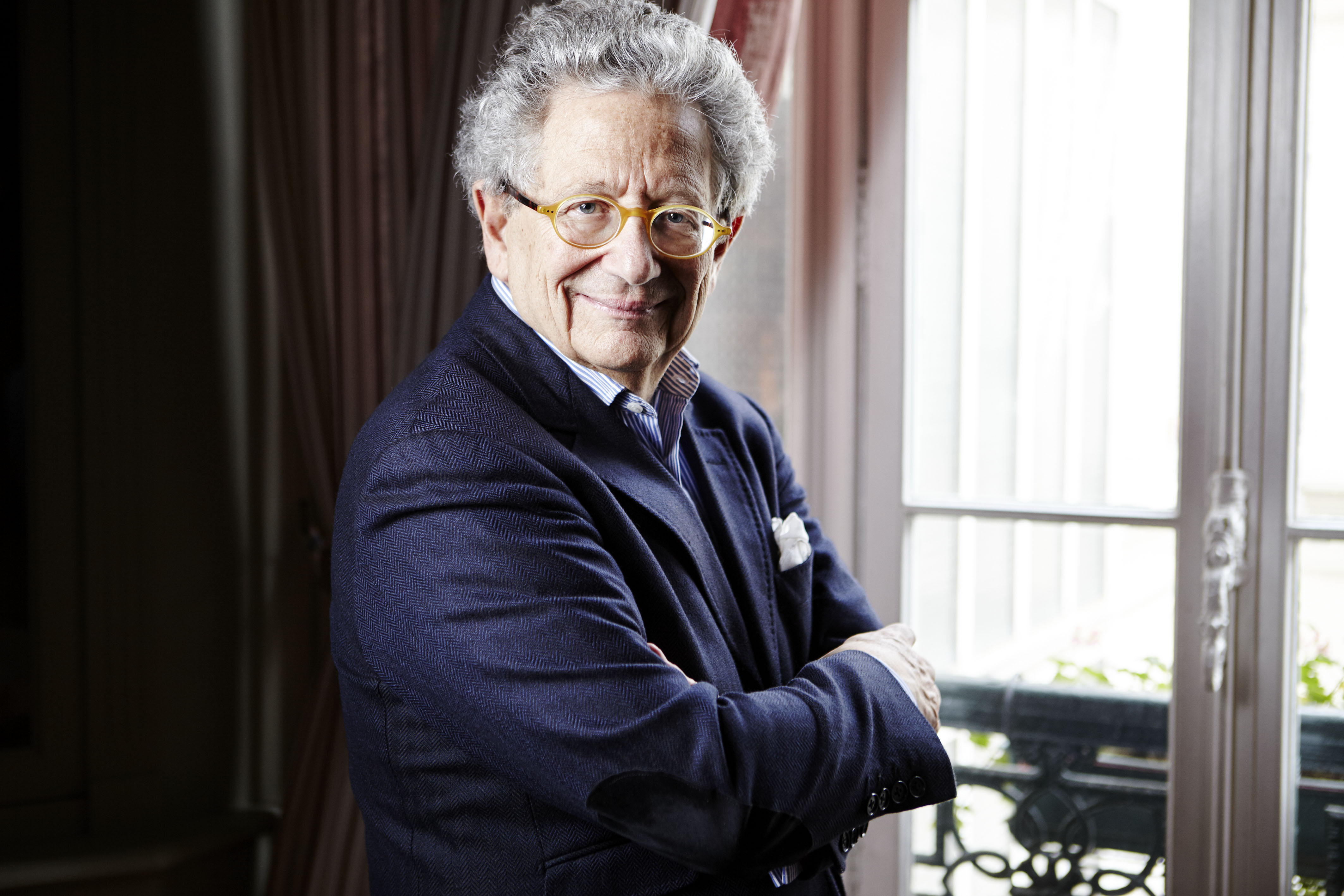 PORTRAIT DE DOMINIQUE MO&Iuml;SI, SP&Eacute;CIALISTE EN G&Eacute;OPOLITIQUE, R&Eacute;ALIS&Eacute; DANS SON APPARTEMENT &Agrave; PARIS LE JEUDI 17 D&Eacute;CEMBRE 2015.