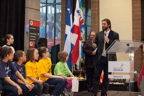 Nicolas Boulay, joueur de football chez les Allouettes de Montr&eacute;al et porte-parole de ces jeux, encourage les jeunes &agrave; faire du sport . Photo: Isabelle Boulay/TC Media 