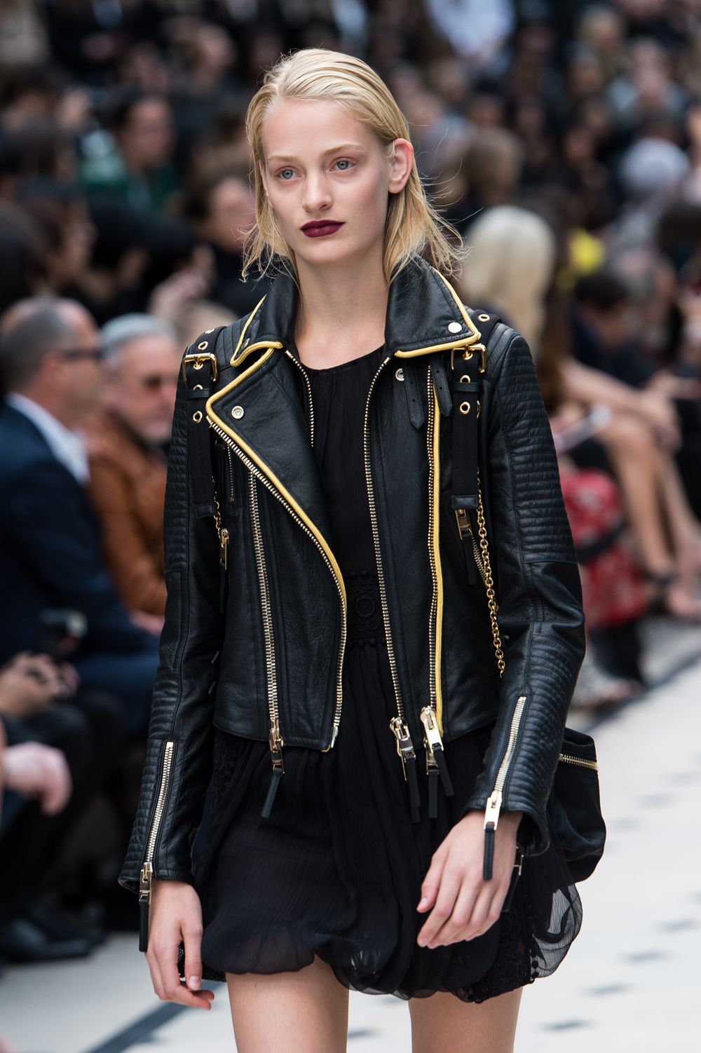 LONDON, ENGLAND - SEPTEMBER 21: A model walks the runway at the Burberry Prorsum show during London Fashion Week Spring/Summer 2016/17 on September 21, 2015 in London, England. (Photo by Ian Gavan/Getty Images)
