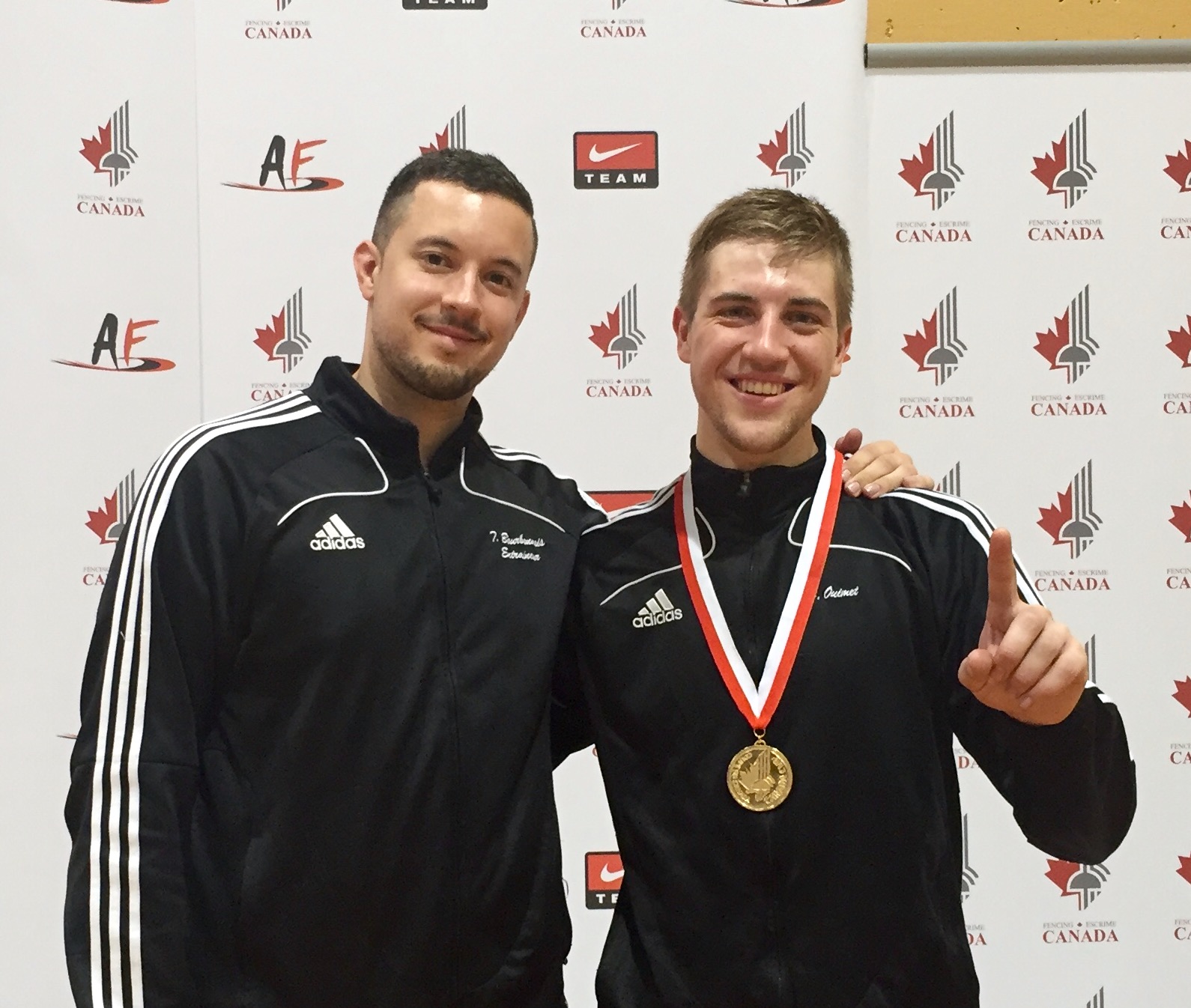 L'entra&icirc;neur-chef des Spartiates, Thierry Bourbonnais, pose fi&egrave;rement en compagnie de Fran&ccedil;ois Ouimet, champion canadien dans la cat&eacute;gorie universitaire. 