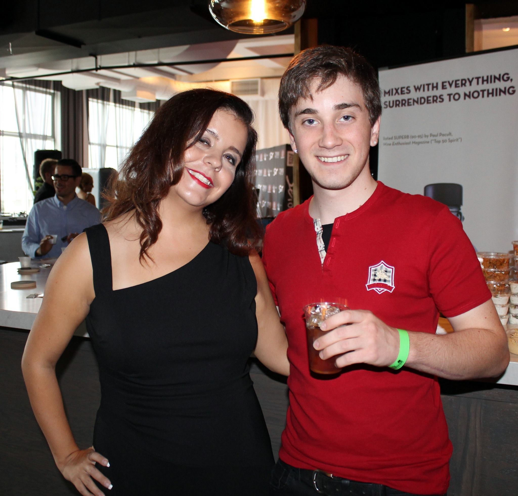 Karine Delage avec l'acteur Austin MacDonald.