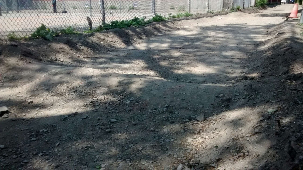 Le citoyen a pris de la terre des remblais qui bordent la ruelle pour les construire.