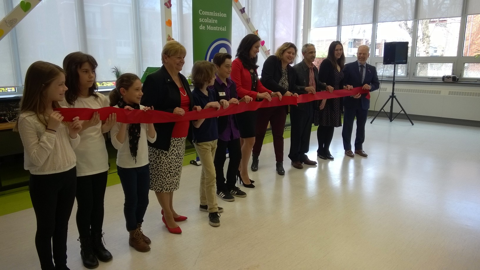 Marie Montpetit, d&eacute;put&eacute;e de Cr&eacute;mazie, Lorraine Pag&eacute;, conseill&egrave;re du Sault-au-R&eacute;collet et Catherine Harel Bourdon, pr&eacute;sidente de la CSDM ont proc&eacute;d&eacute; &agrave; l'inauguration symbolique de l'&eacute;cole, le 9 mai. Photo: Collaboration sp&eacute;ciale. 