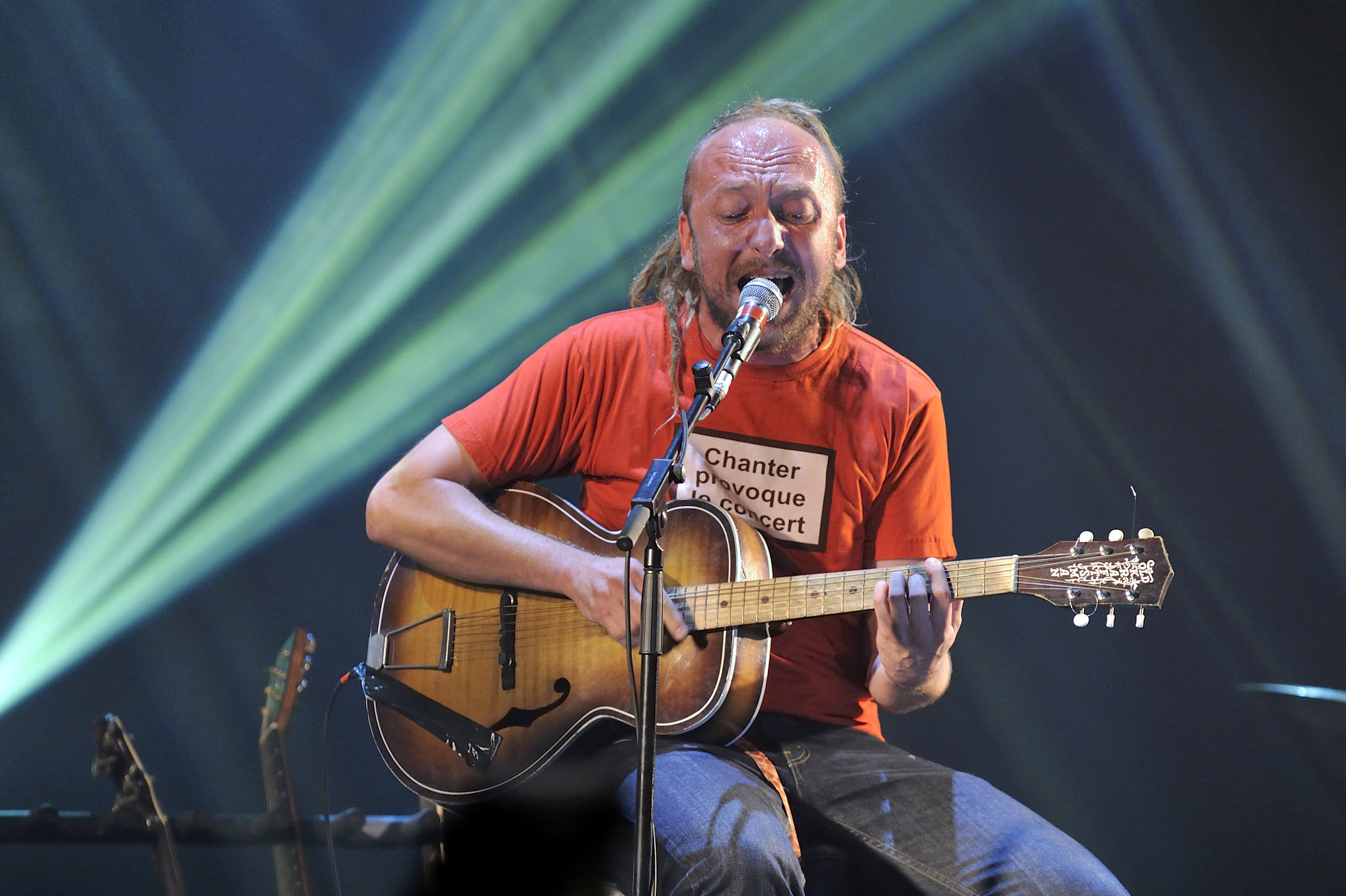 Spectacle de Bernard Adamus in Hampstead on June 17, 2013.