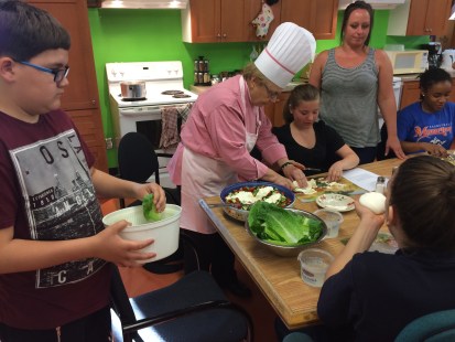 Les jeunes de MAGI ont r&eacute;cemment eu l'occasion de cuisiner en compagnie de S&oelig;ur Ang&egrave;le. 
