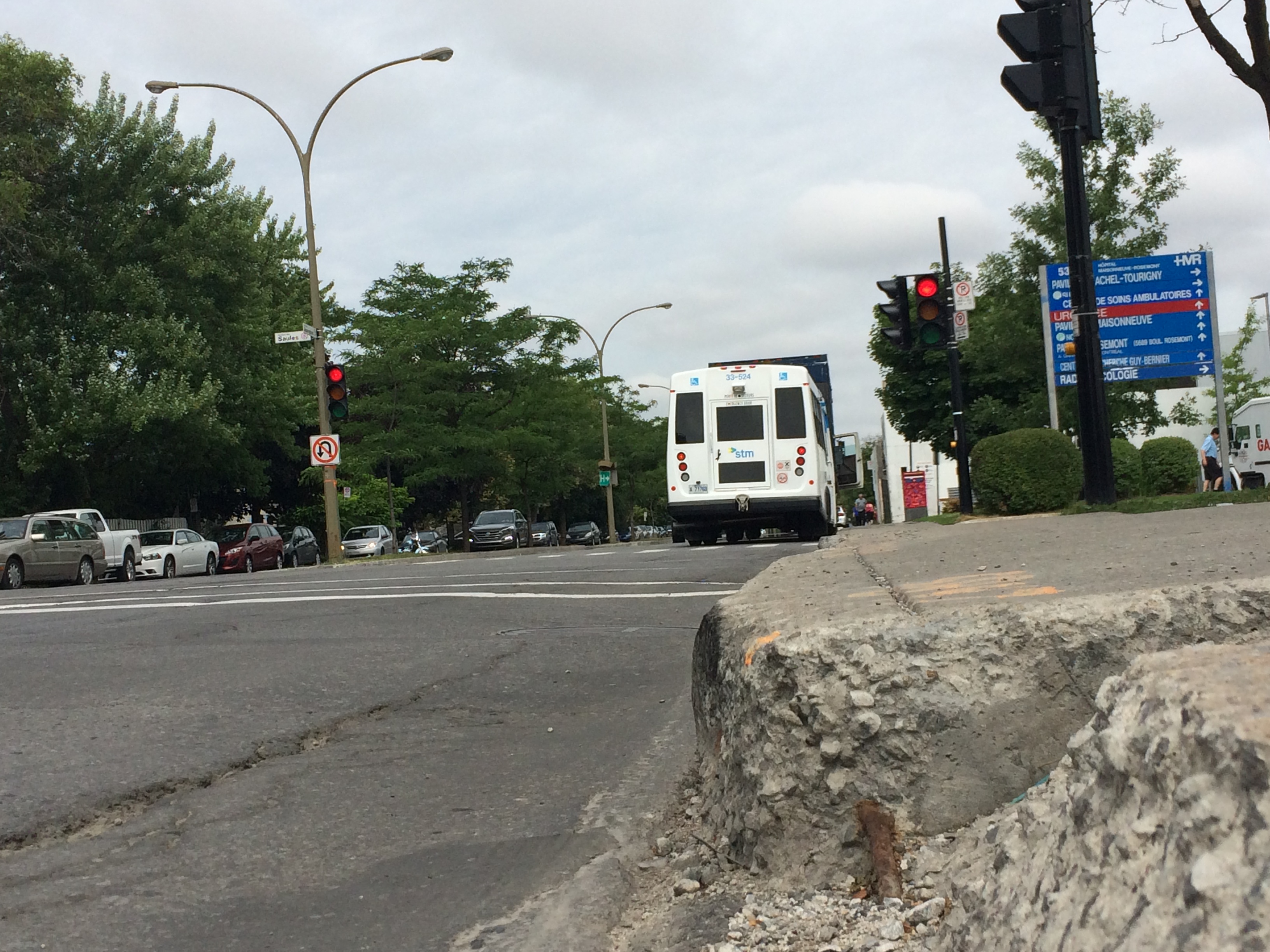 Le trottoir serait dangereux pour les personnes &acirc;g&eacute;es et &agrave; mobilit&eacute; r&eacute;duite.