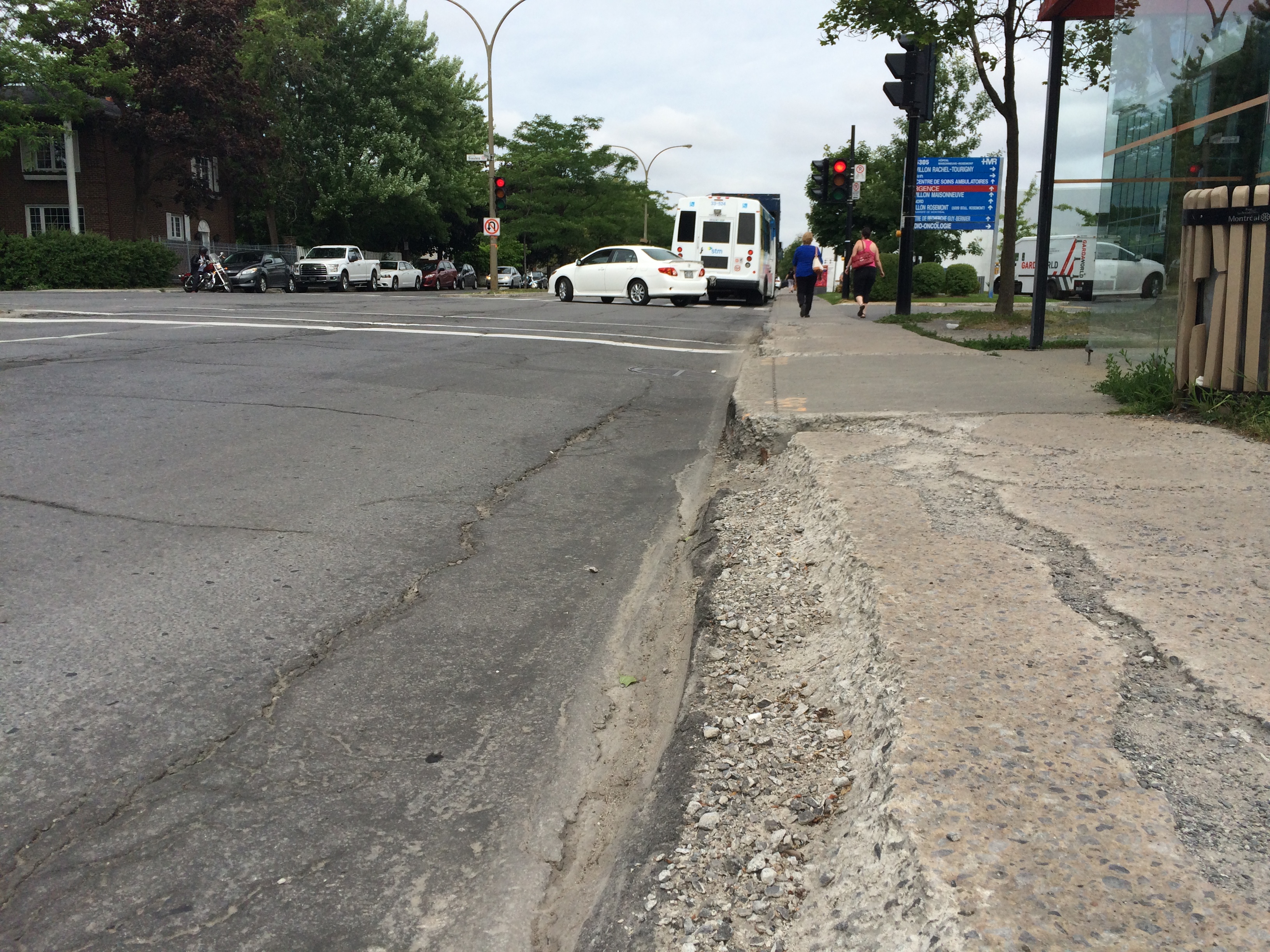 Le trottoir devant l'hôpital Maisonneuve-Rosemont doit être rénové cet automne.