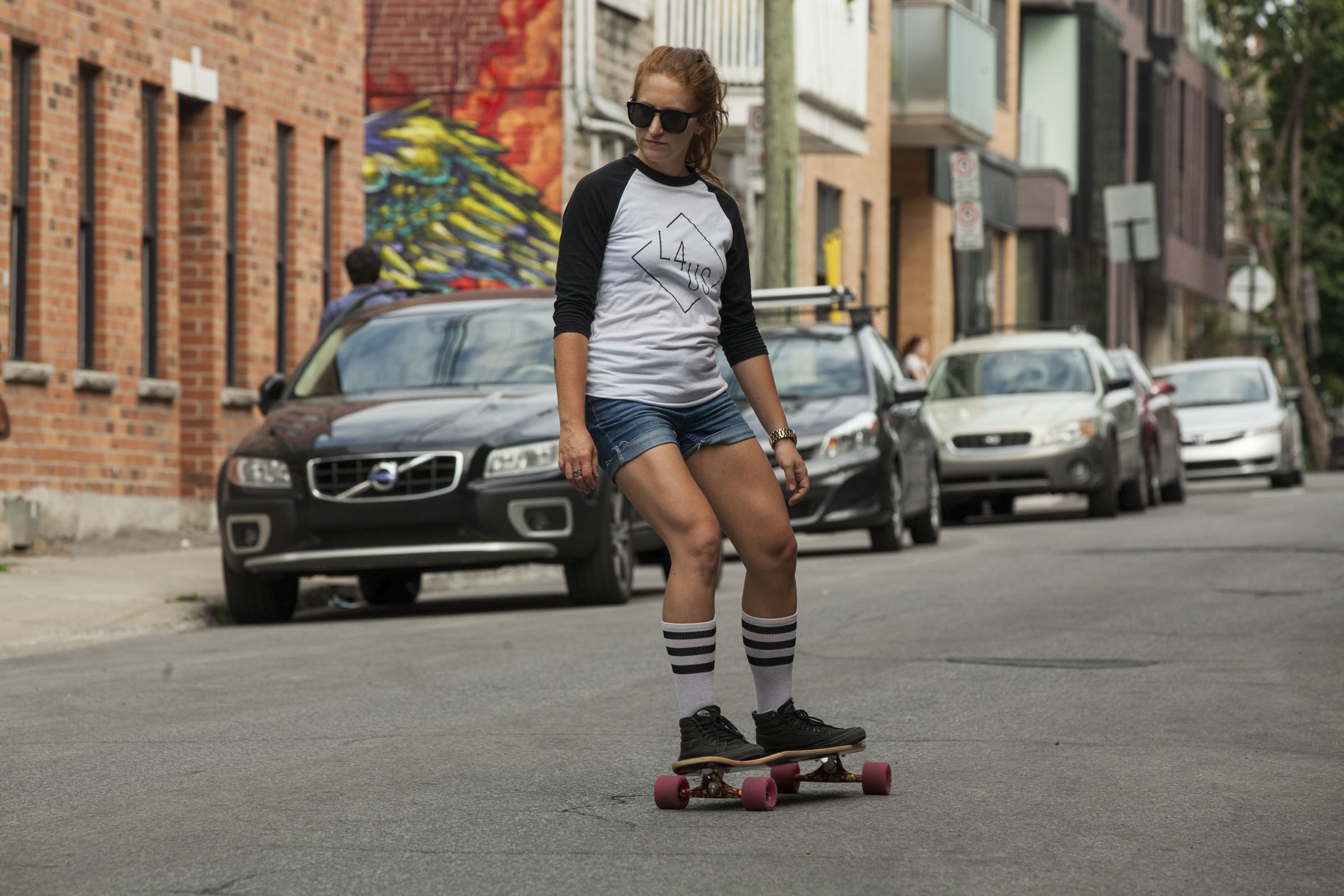 Catherine D'Avril s'est ouvert une &eacute;cole de longboard pour fille.