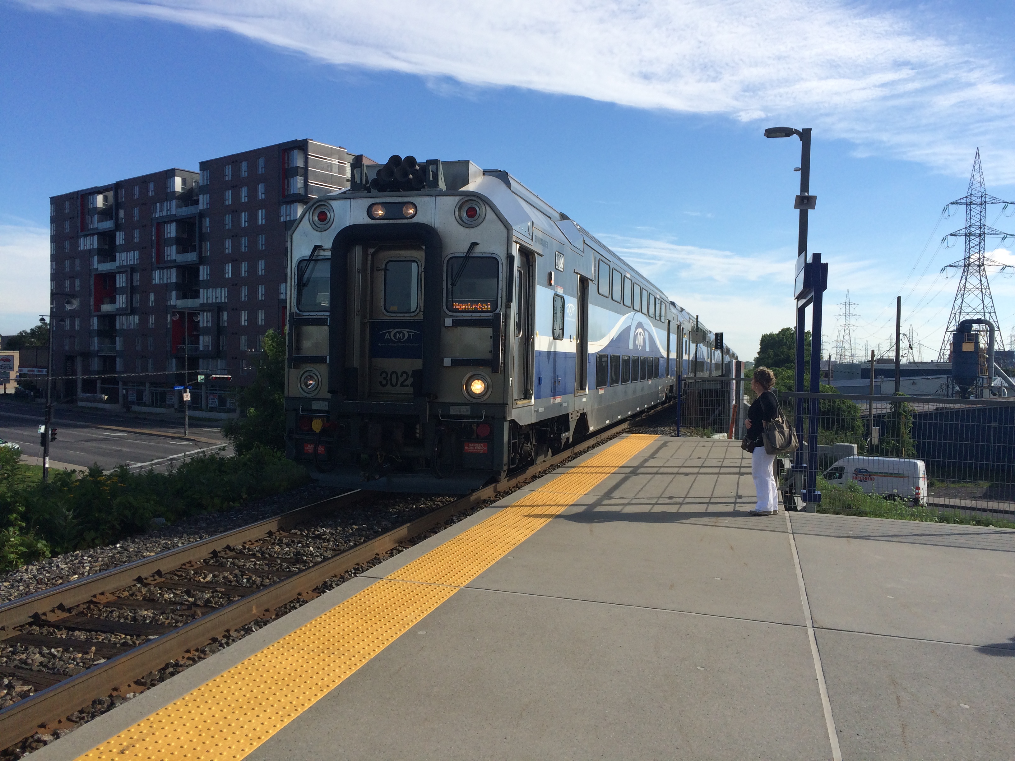 Le train de la ligne Mascouche arrive à la gare Saint-Michel - Montréal-Nord.