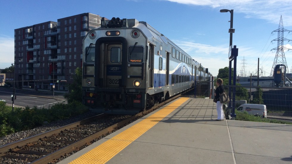 Le train de la ligne Mascouche arrive à la gare Saint-Michel - Montréal-Nord.