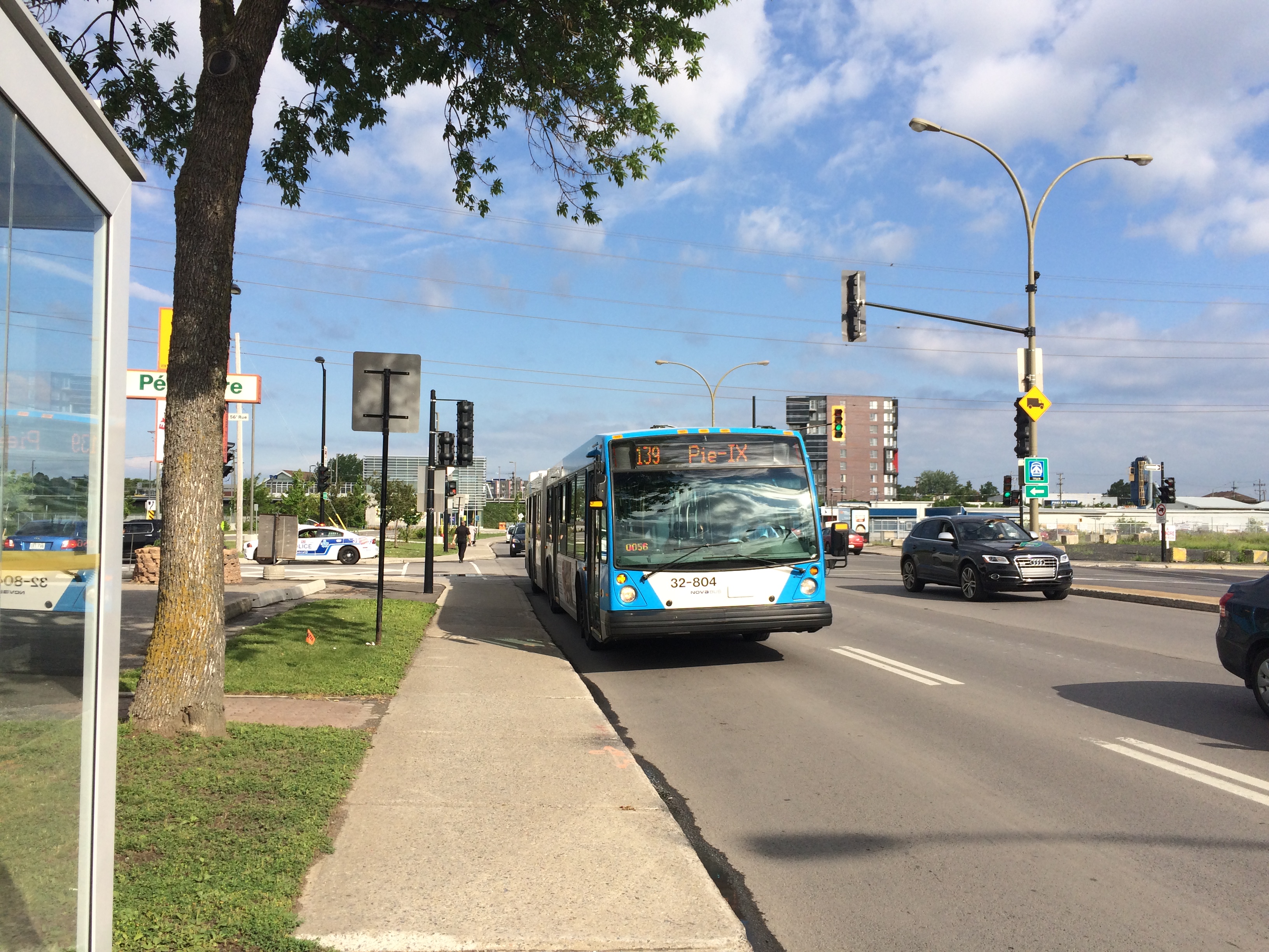 D&eacute;part de l'arr&ecirc;t d'autobus pr&egrave;s de la gare Saint-Michel - Montr&eacute;al-Nord.
