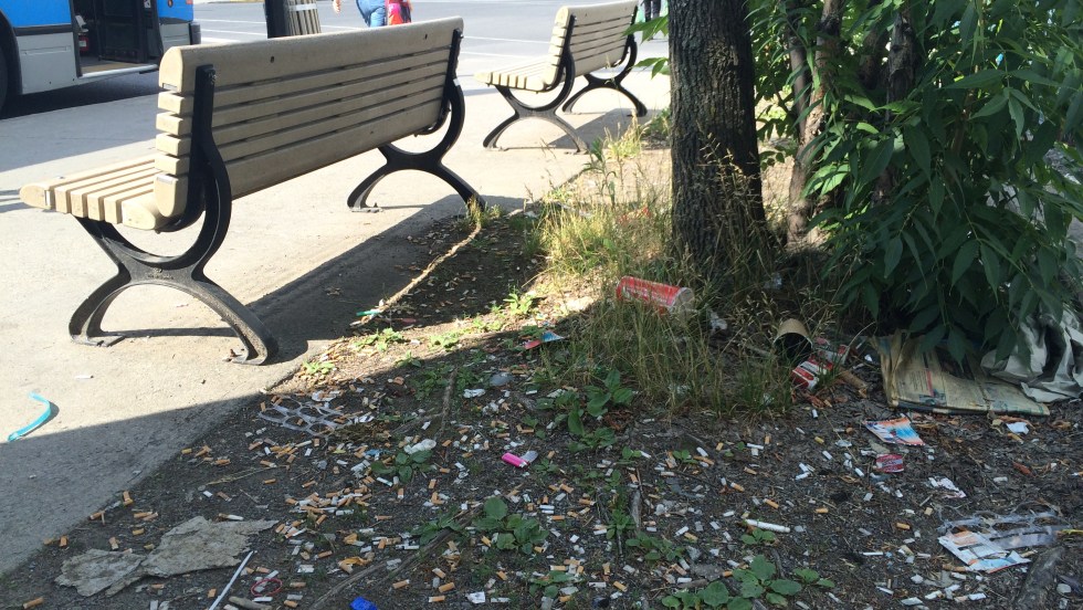 Des déchets jonchent le sol autour de la station Rosemont.