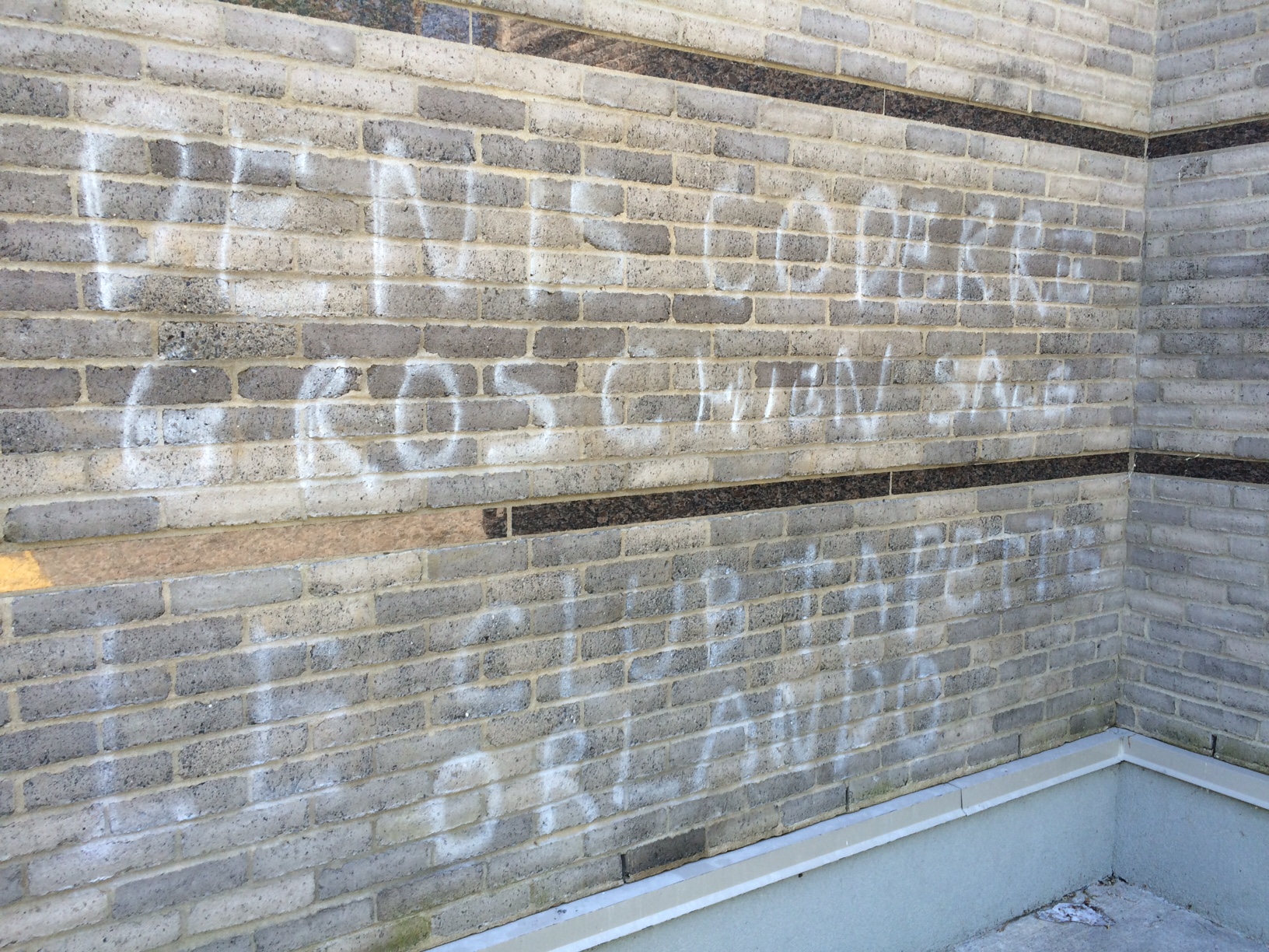 Des insultes homophobes et des mots visant Denis Coderre ont été inscrits sur l'un des murs de l'école secondaire Jean-Grou à Rivière-des-Prairies.