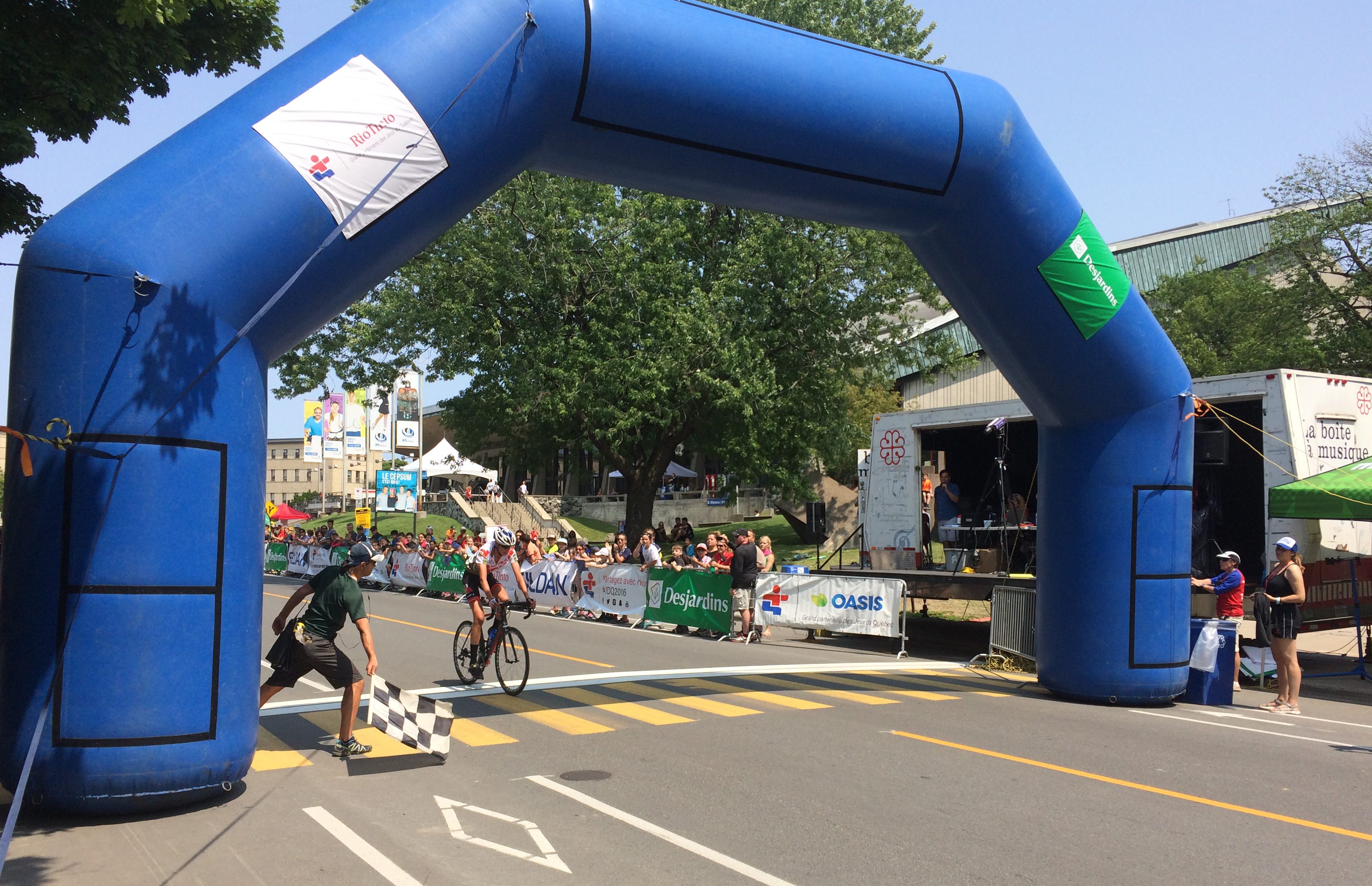 Robin Plamondon franchit la ligne d'arriv&eacute;e du crit&eacute;rium en t&ecirc;te.